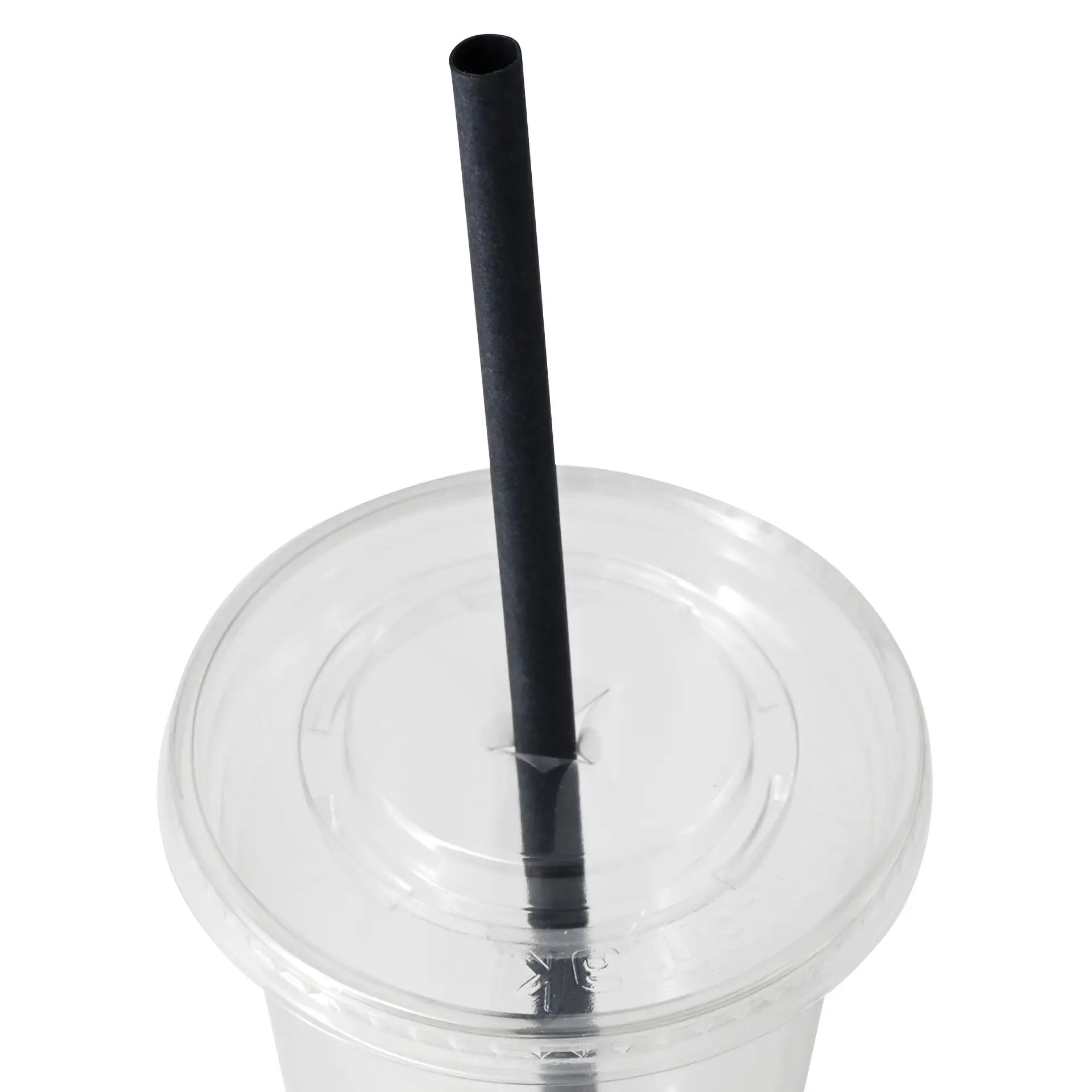 Jedna czarna mega słomka papierowa umieszczona w przezroczystym kubku z pokrywką. Słomka ma 23 cm długości i 0,8 cm średnicy.