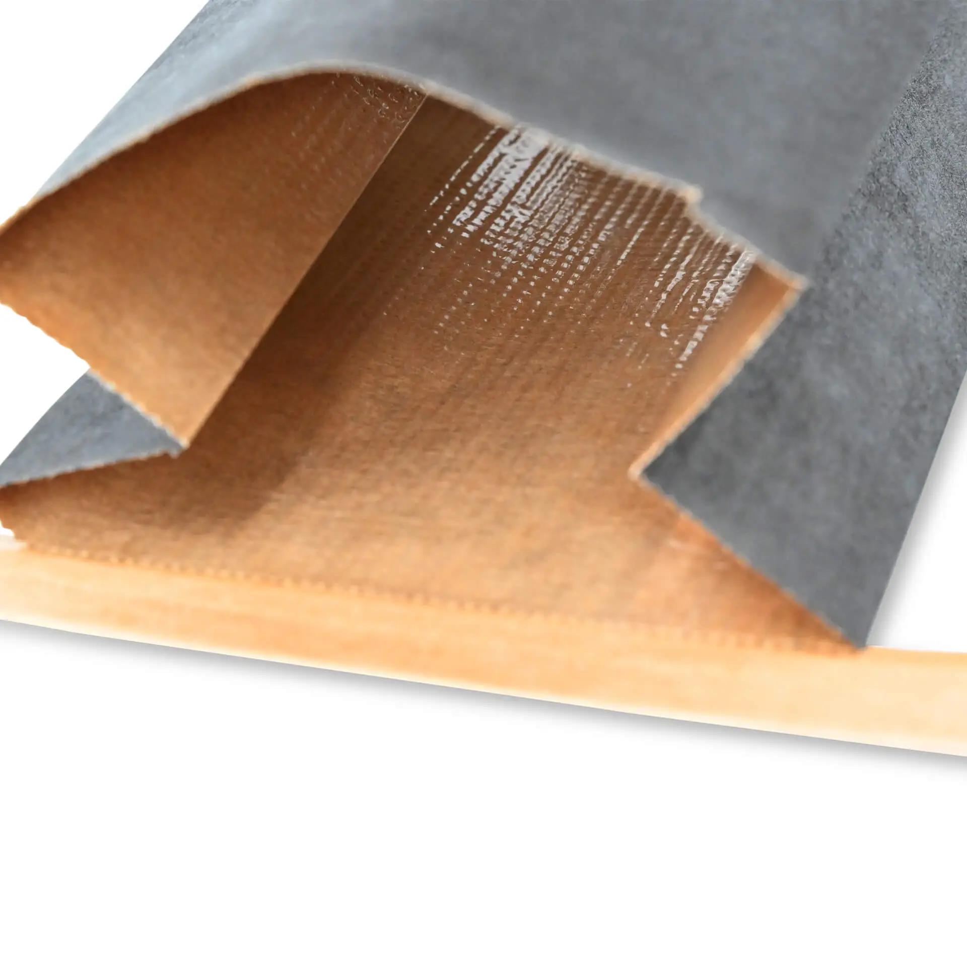 Czarna torebka papierowa z dnem blokowym i oknem, z metalowym zapięciem; widoczna wewnętrzna powłoka PP. Odpowiednia dla towarów aromatycznych.