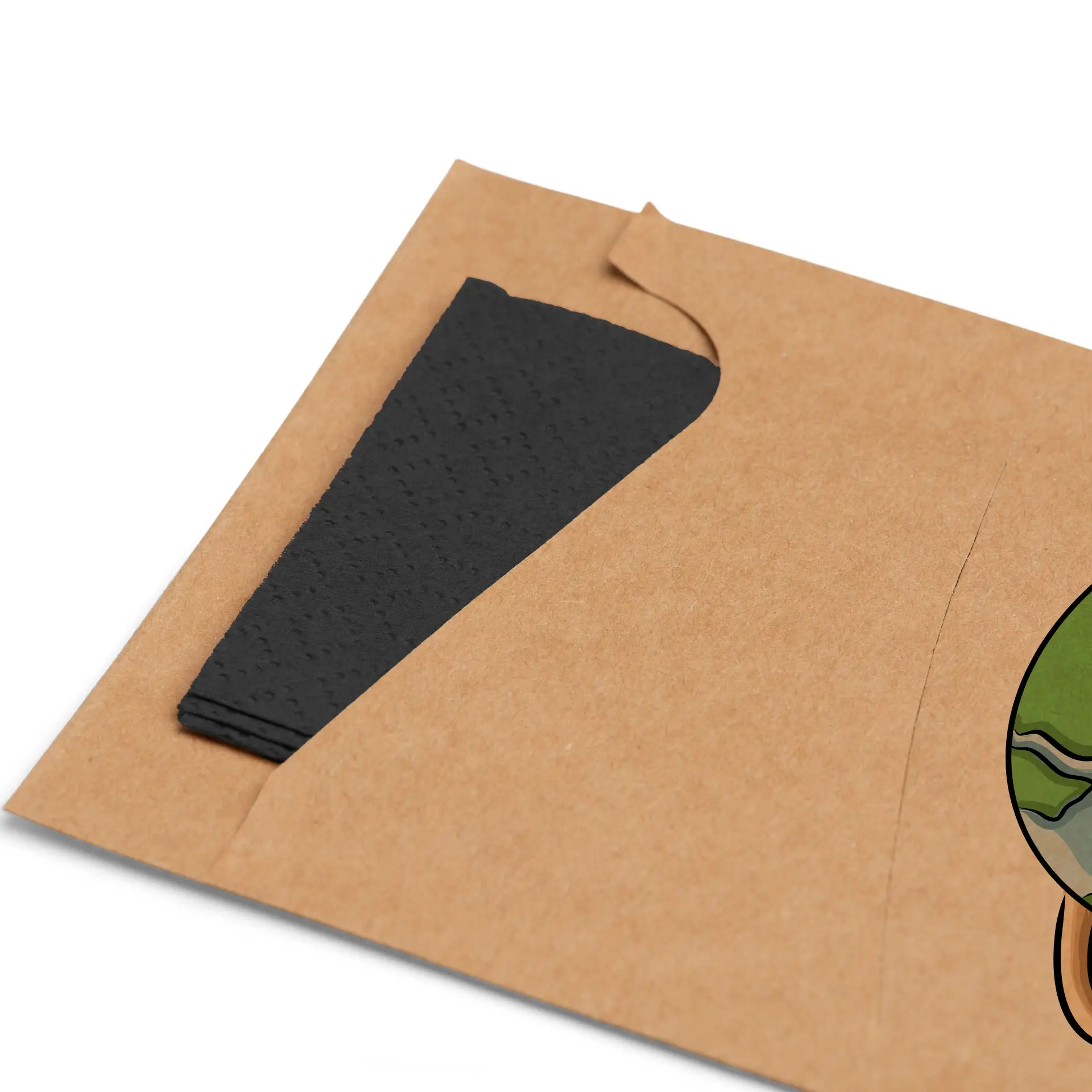 Brązowa tektura na sztućce z wbudowaną czarną serwetką, z widocznym zagięciem w rogu.