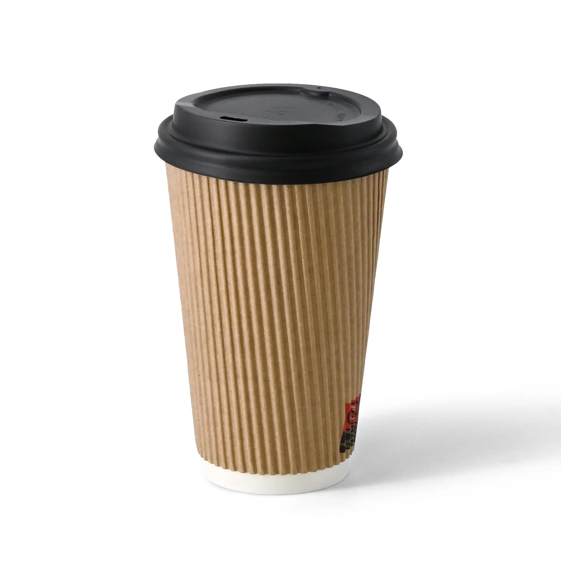 Brązowy żebrowany kubek z czarną pokrywką, rozmiar 16 oz, białe wnętrze i wysokość 135 mm.