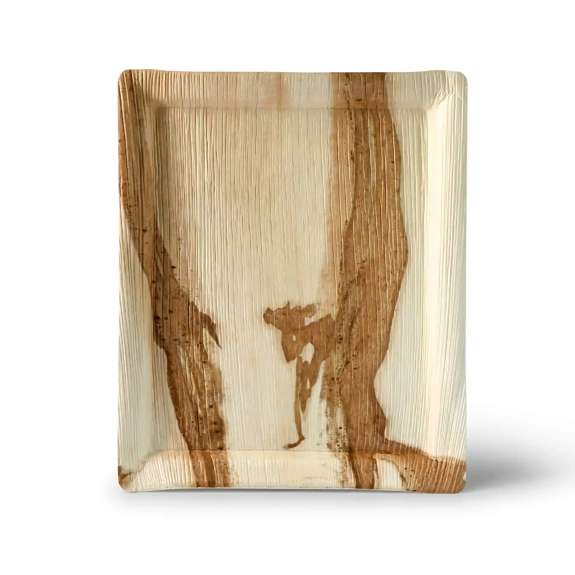 Prostokątny tac z liści palmowych z naturalnym brązowym wzorem, 32,5 x 26,5 cm i 2,5 cm wysokości.