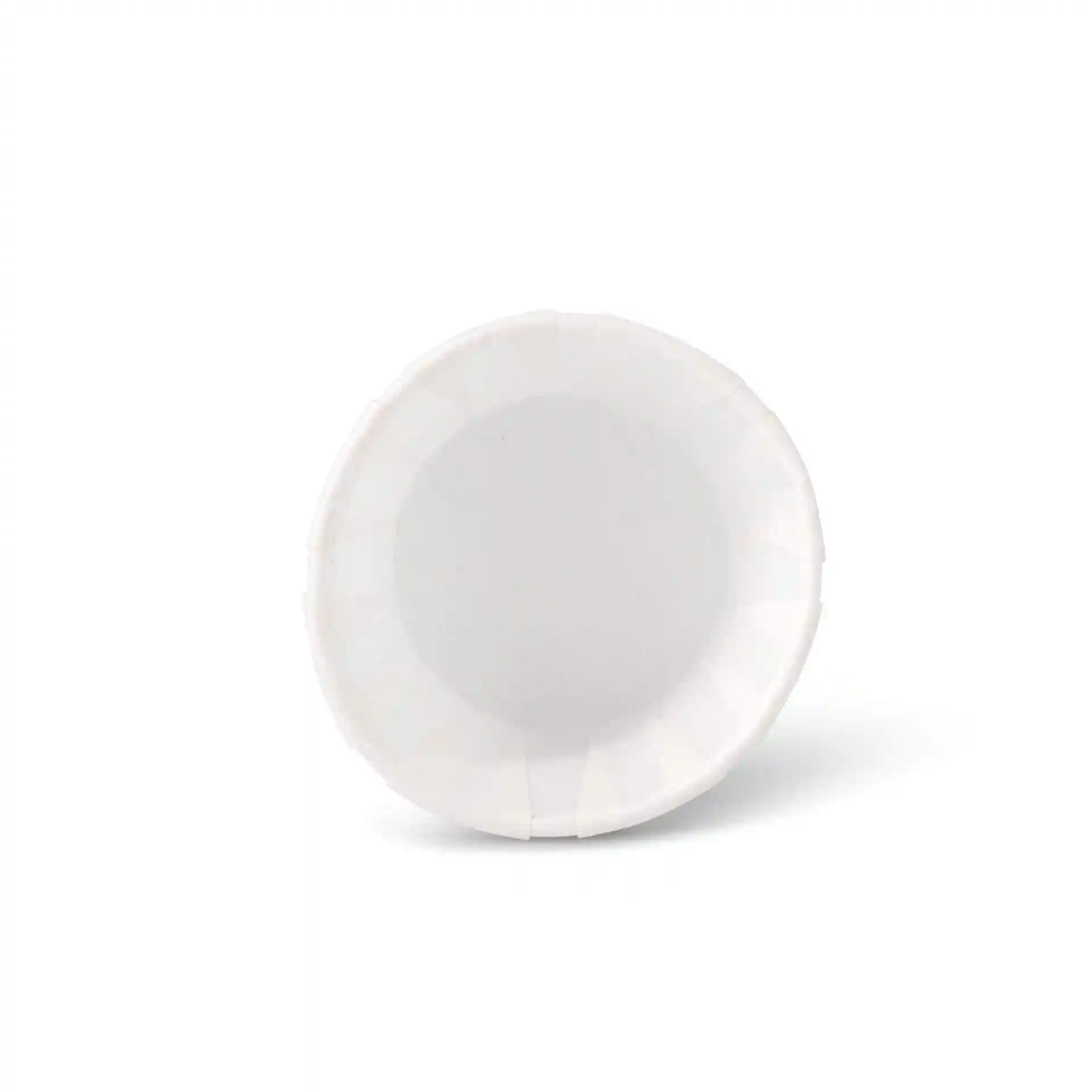 Biały kubek o średnicy 52 mm i wysokości 30 mm, zaprojektowany na objętość 45 ml.