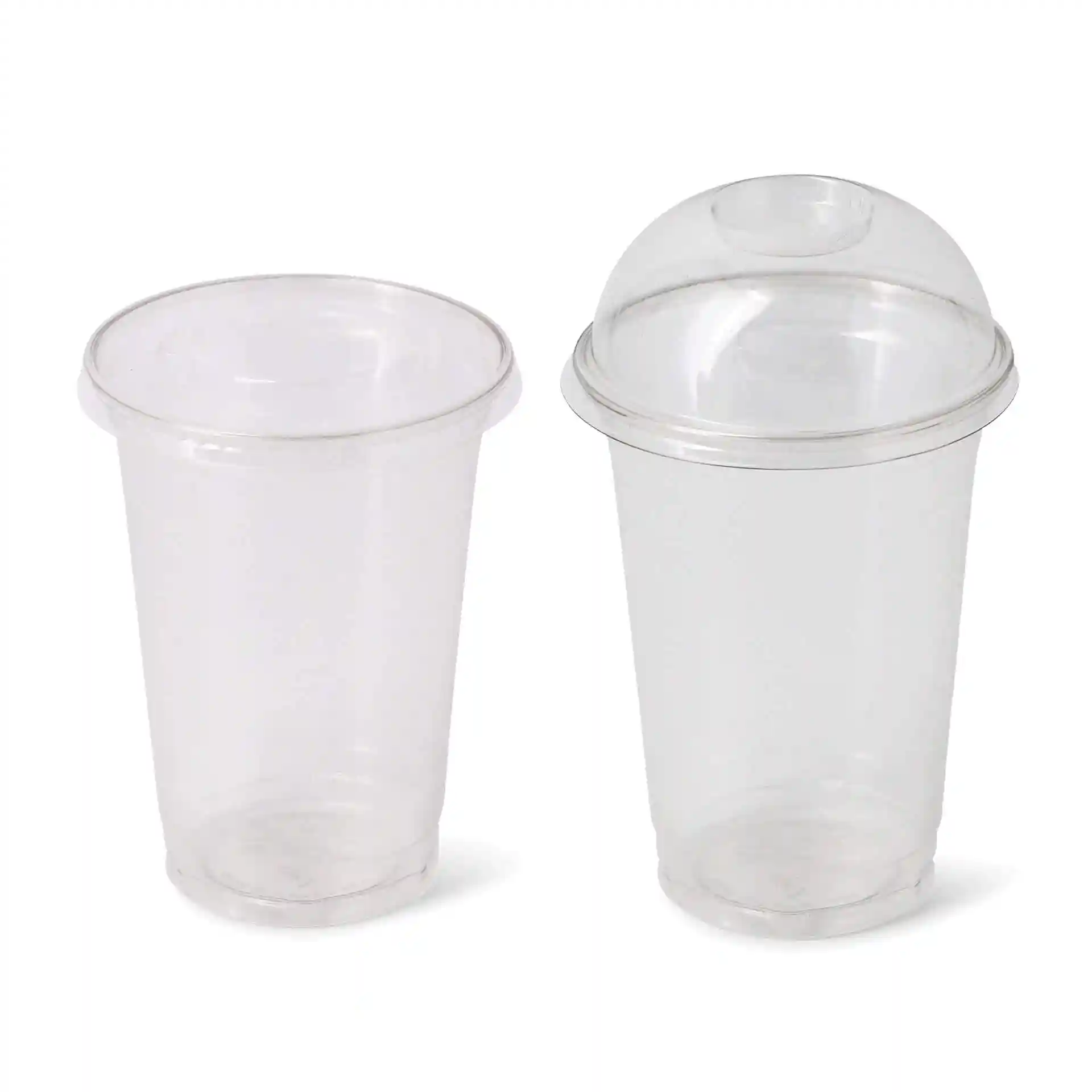 Obraz dwóch przezroczystych kubków rPET 16 oz, jeden z pokrywką kopułową i otworem, drugi bez pokrywki.
