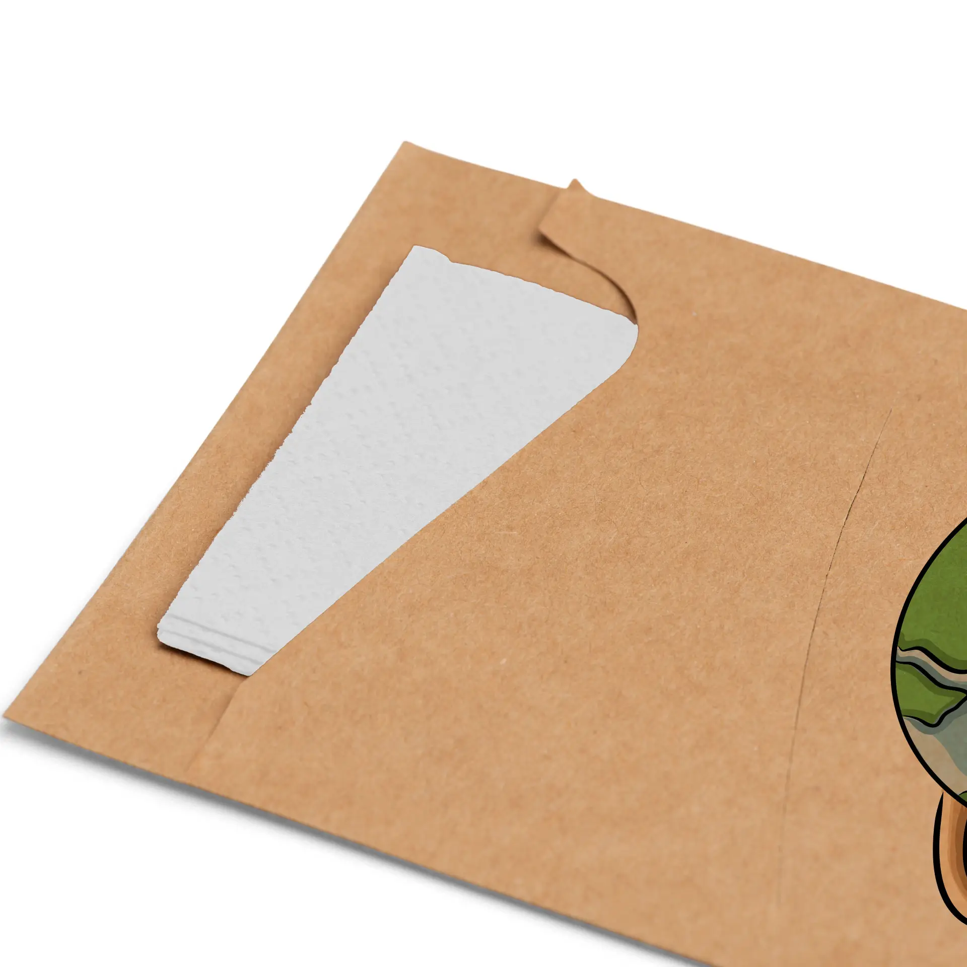 Brązowa kraftowa osłona na sztućce z częściowo widoczną białą serwetką, z możliwością dostosowania wzoru.