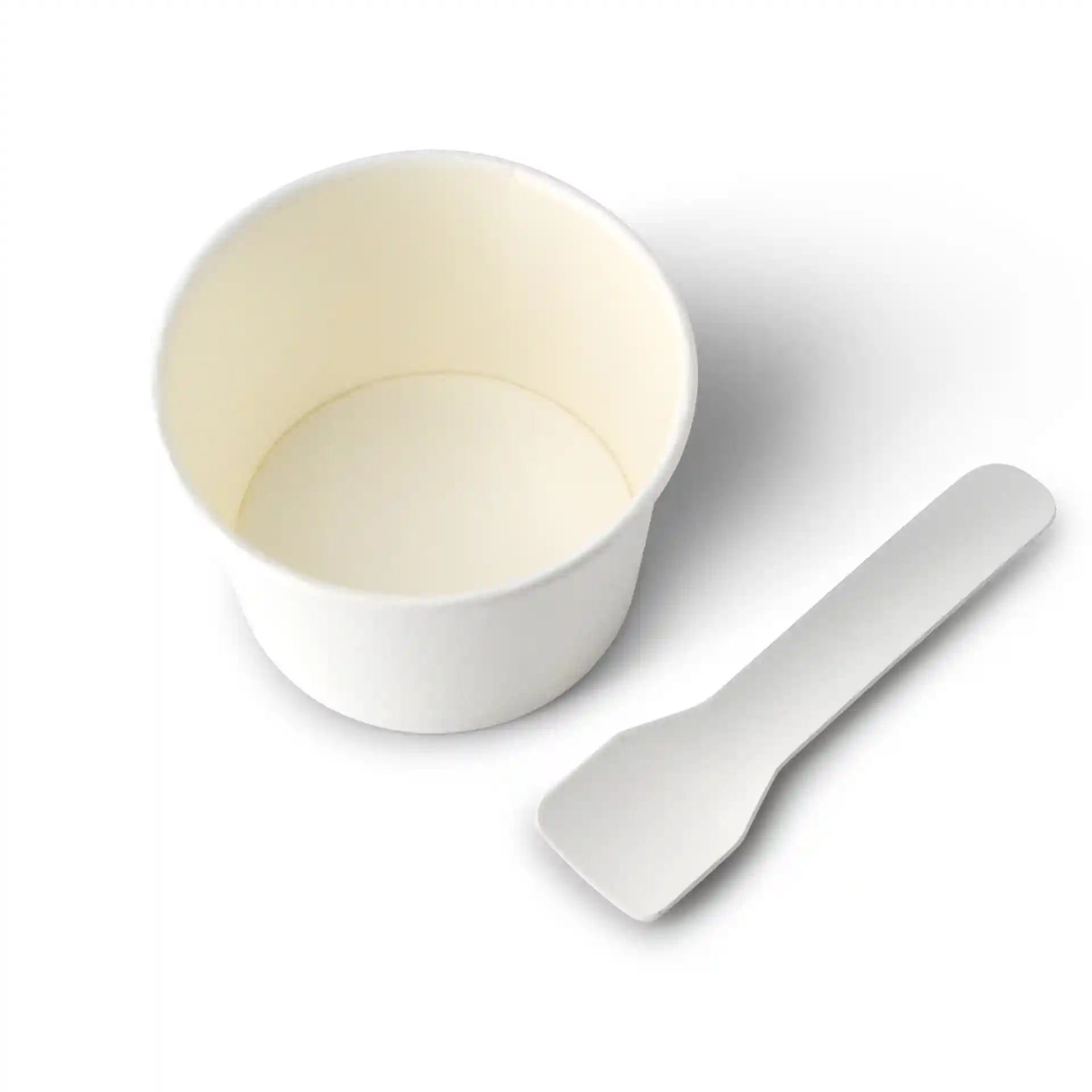 Biały kartonowy kubek na lody o średnicy 76 mm i mała biała szpatułka obok.