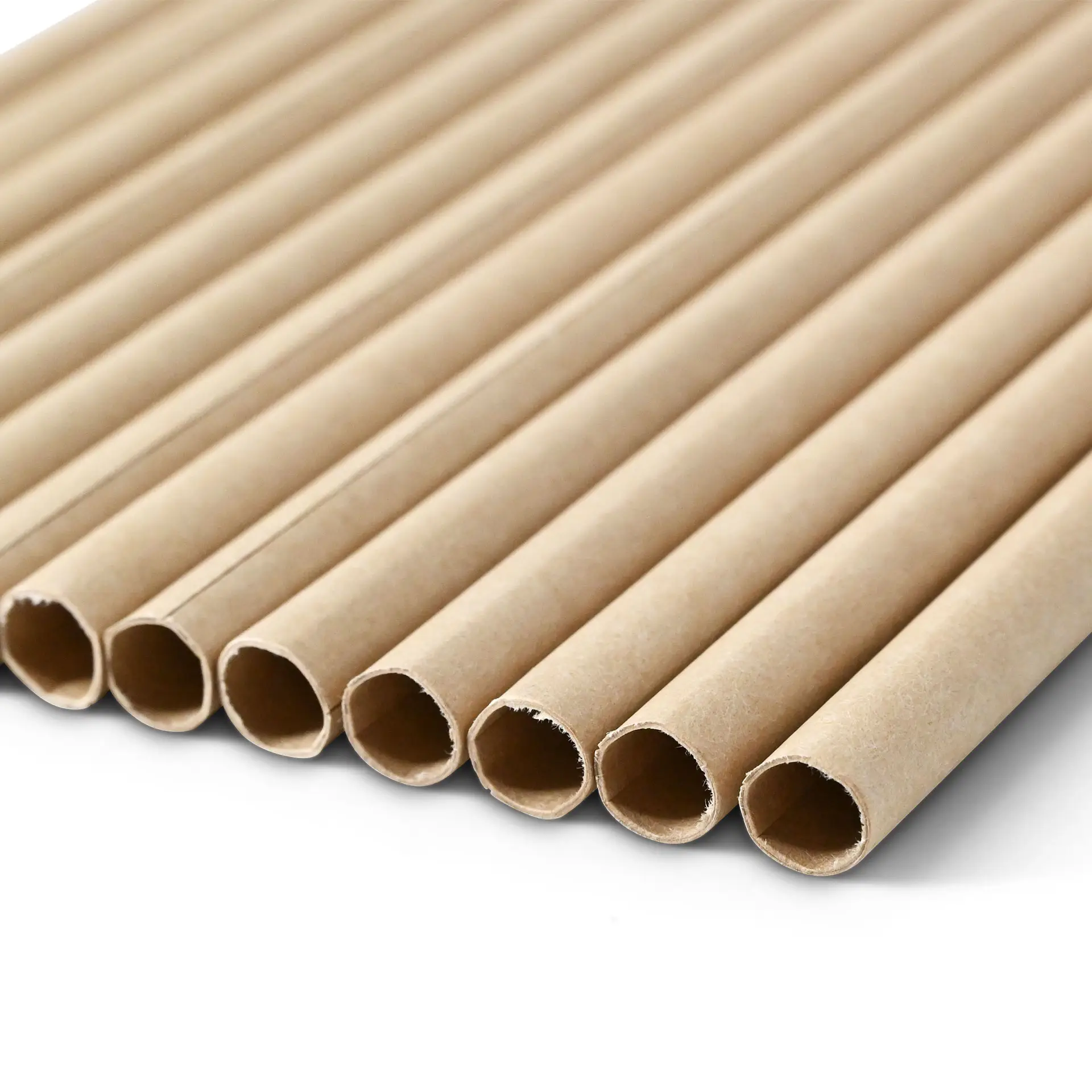 Jumbo brązowe papierowe słomki do picia, 23 cm długości i 0,8 cm szerokości, wyeksponowane w rzędzie o gładkich powierzchniach.