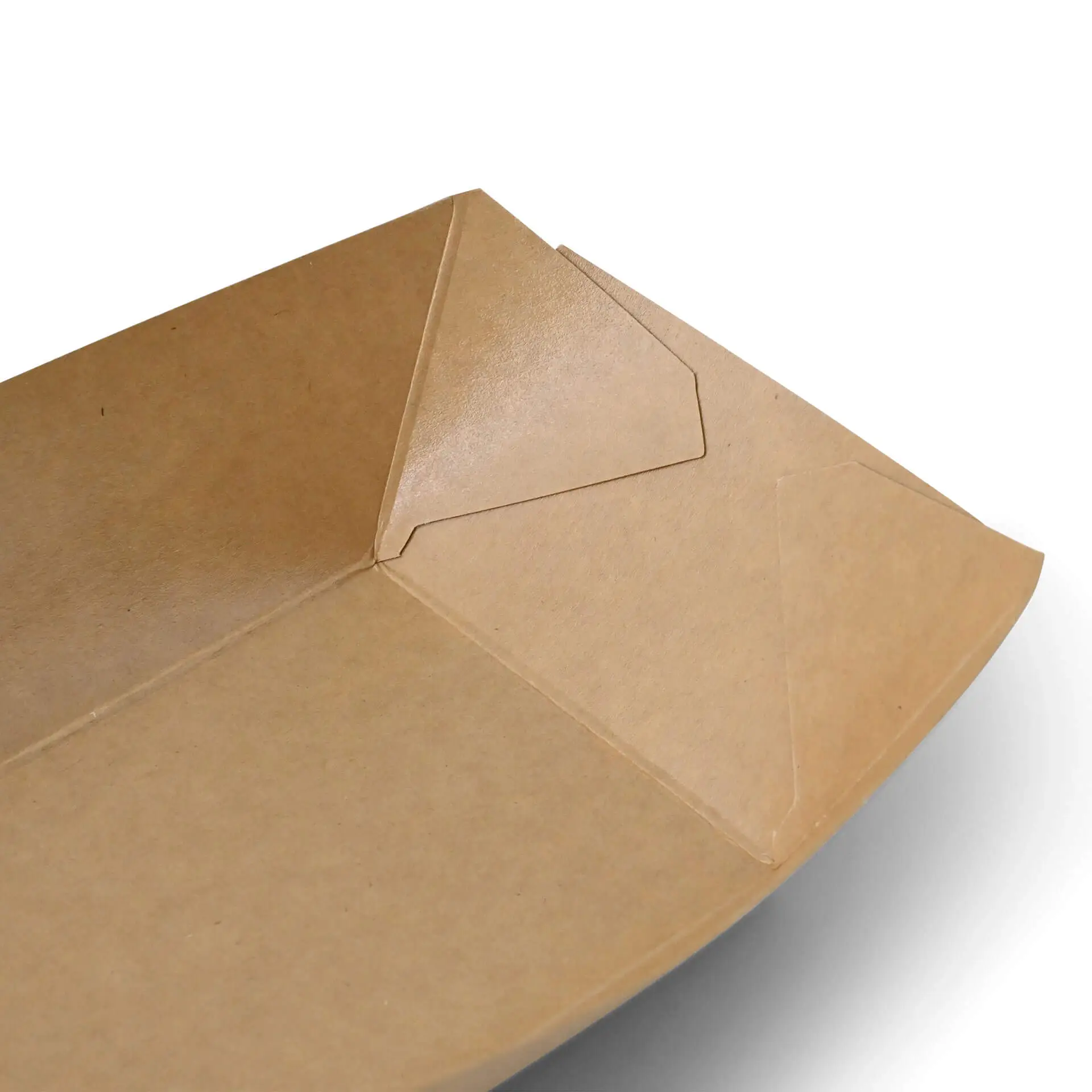 Jedna brązowa tekturowa taca na przekąski z powłoką PE, w kształcie łodzi z klapkami w rogach, idealna do serwowania przekąsek.