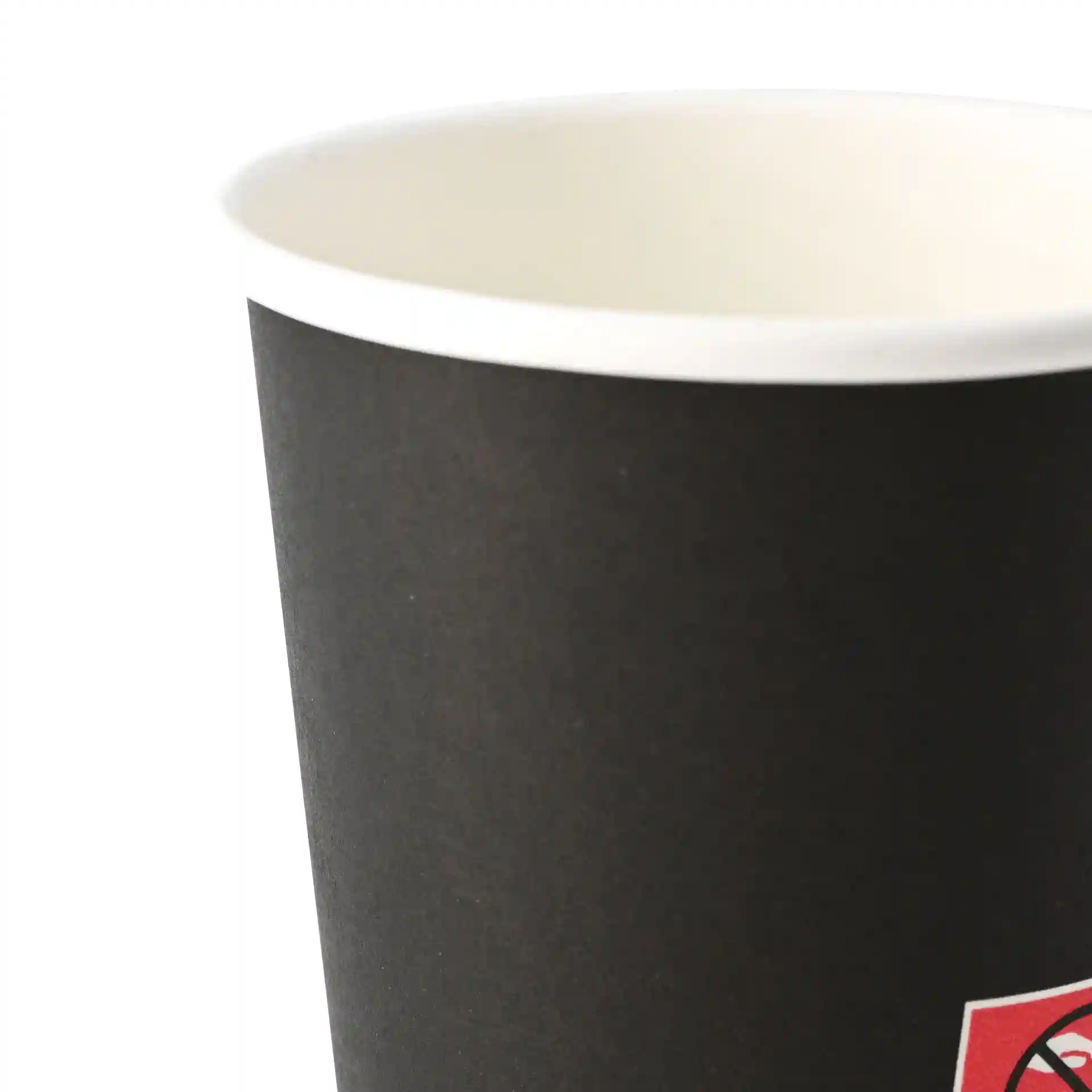 Czarny kubek z białym wnętrzem, jednolita ścianka, pojemność 100 ml i średnica 62 mm.