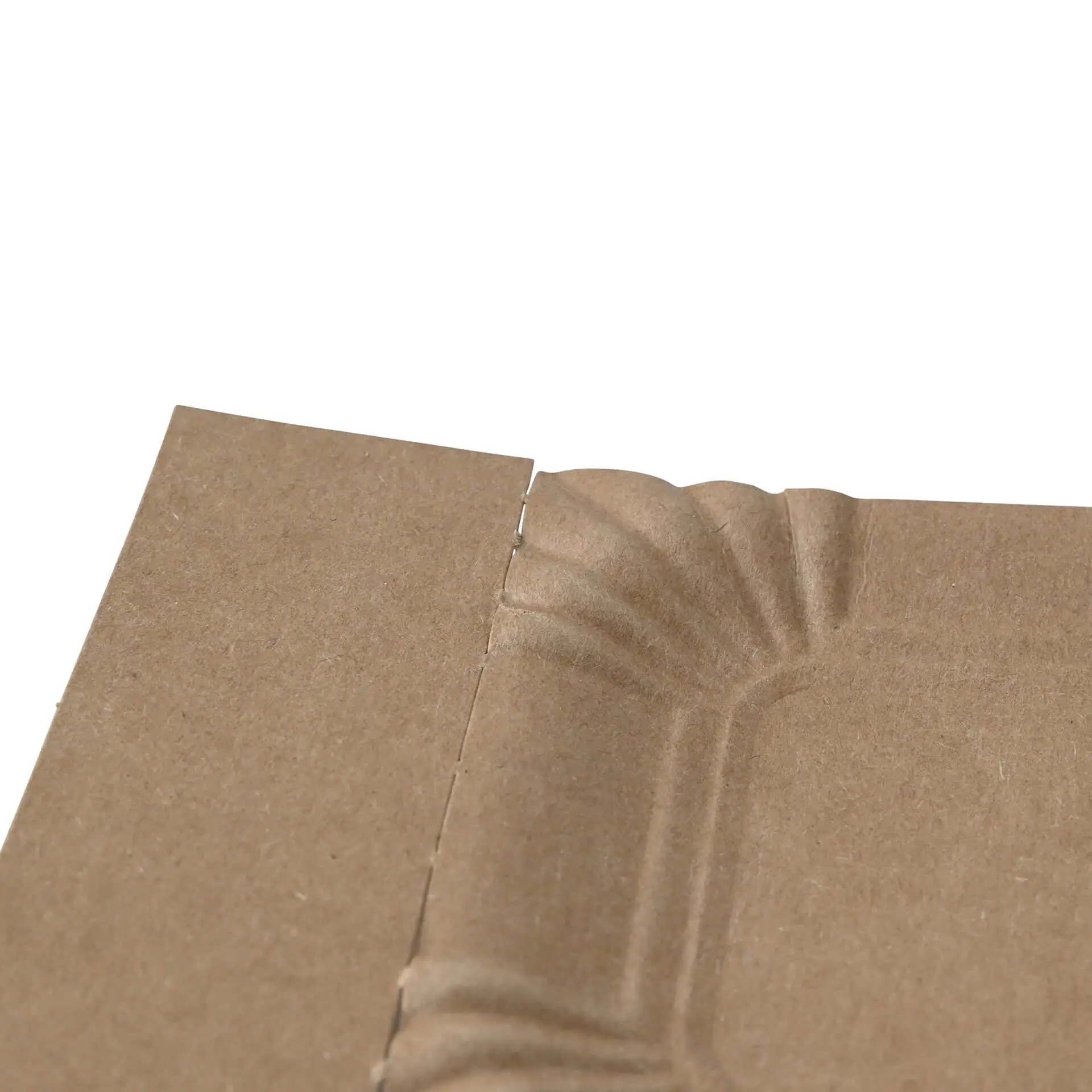 Odrywająca się brązowa talerzyk kartonowy, prostokątny kształt, ukazujący detale krawędzi; wykonany z recyklingowanego kartonu, biodegradowalny.