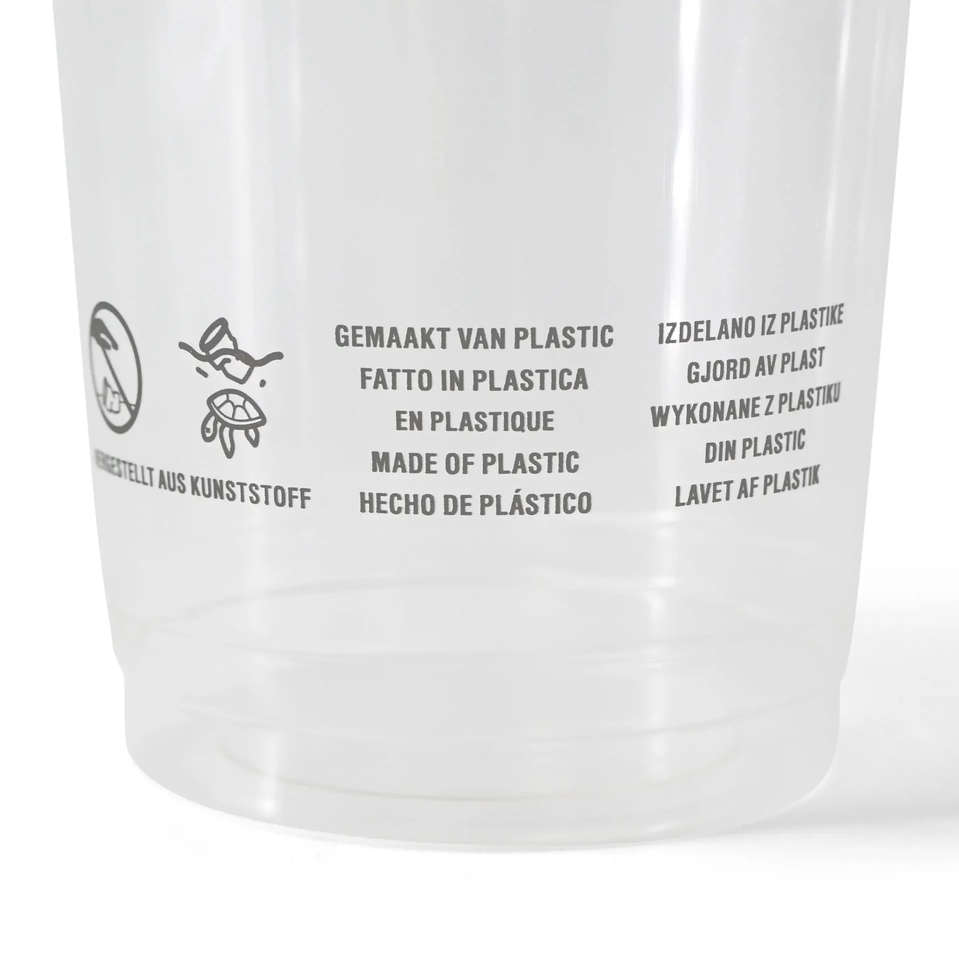 Przezroczysty plastikowy kubek z nadrukowanym tekstem wielojęzycznym i symbolami, wskazującymi materiał i instrukcje użytkowania.