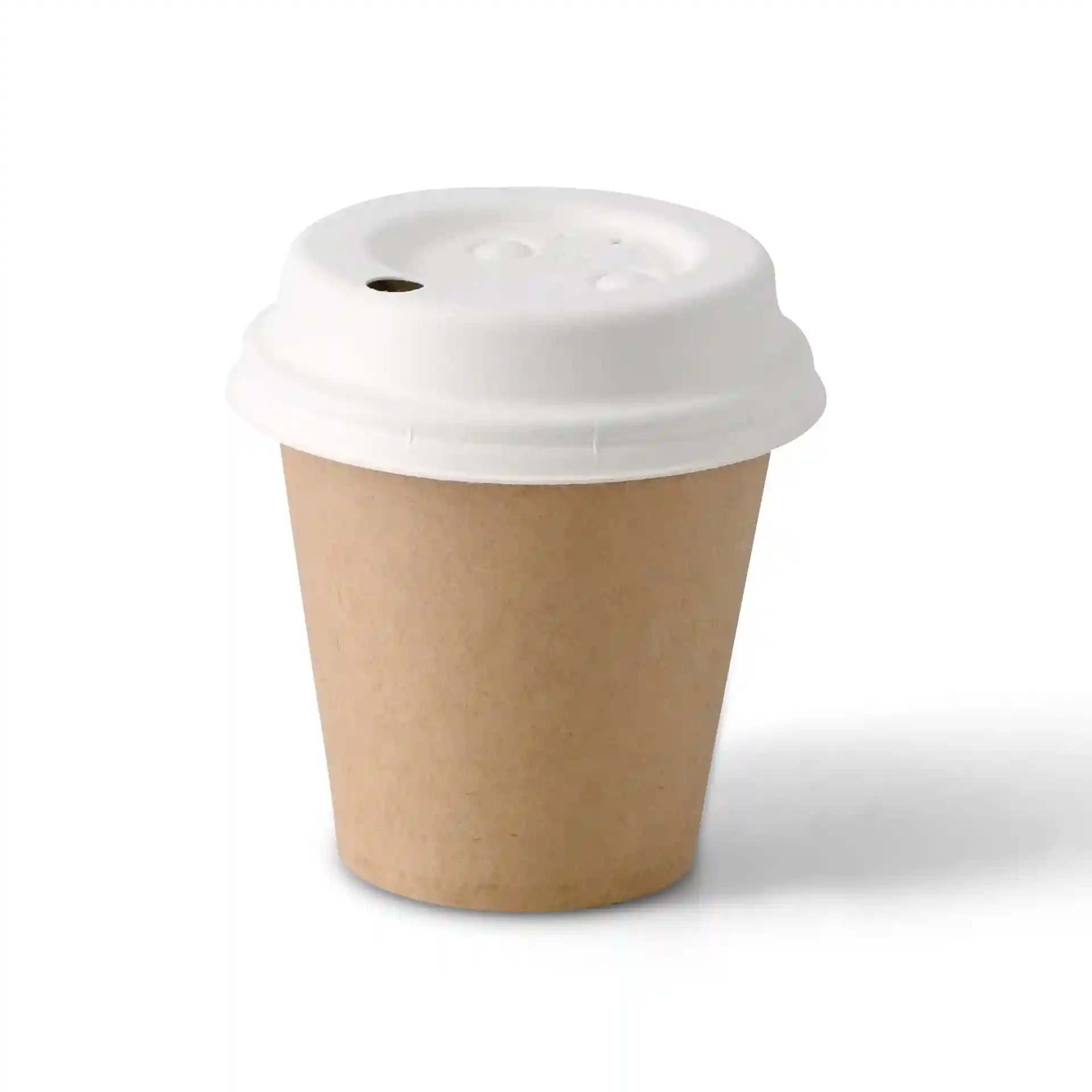 Brązowy kubek papierowy z białą pokrywką, pojemność 150 ml, jednolita ścianka, średnica 80 mm, wysokość 77 mm.