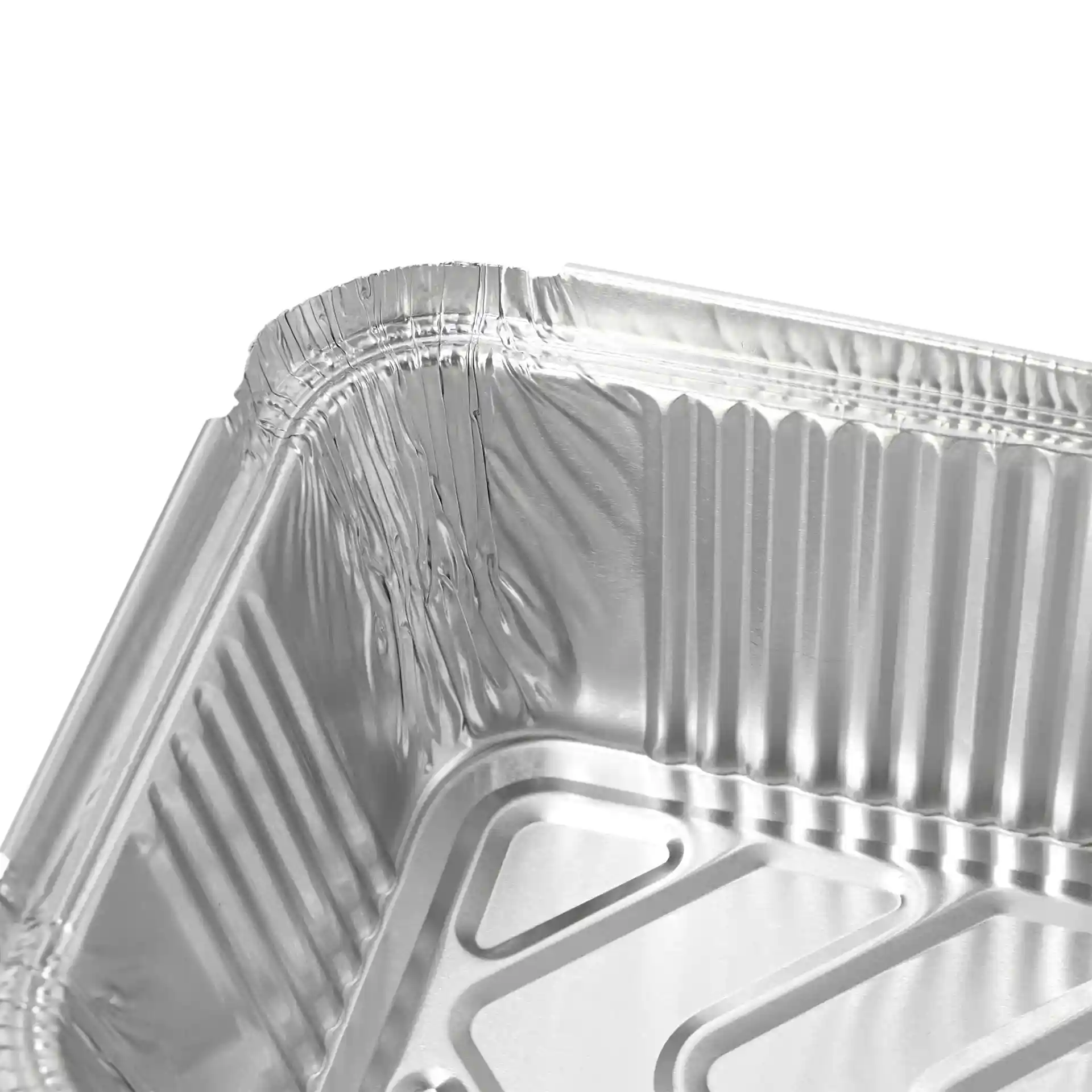 Zbliżenie prostokątnego pojemnika aluminiowego z błyszczącą powierzchnią i zagiętymi krawędziami, 21,8 x 11,3 x 5,4 cm.
