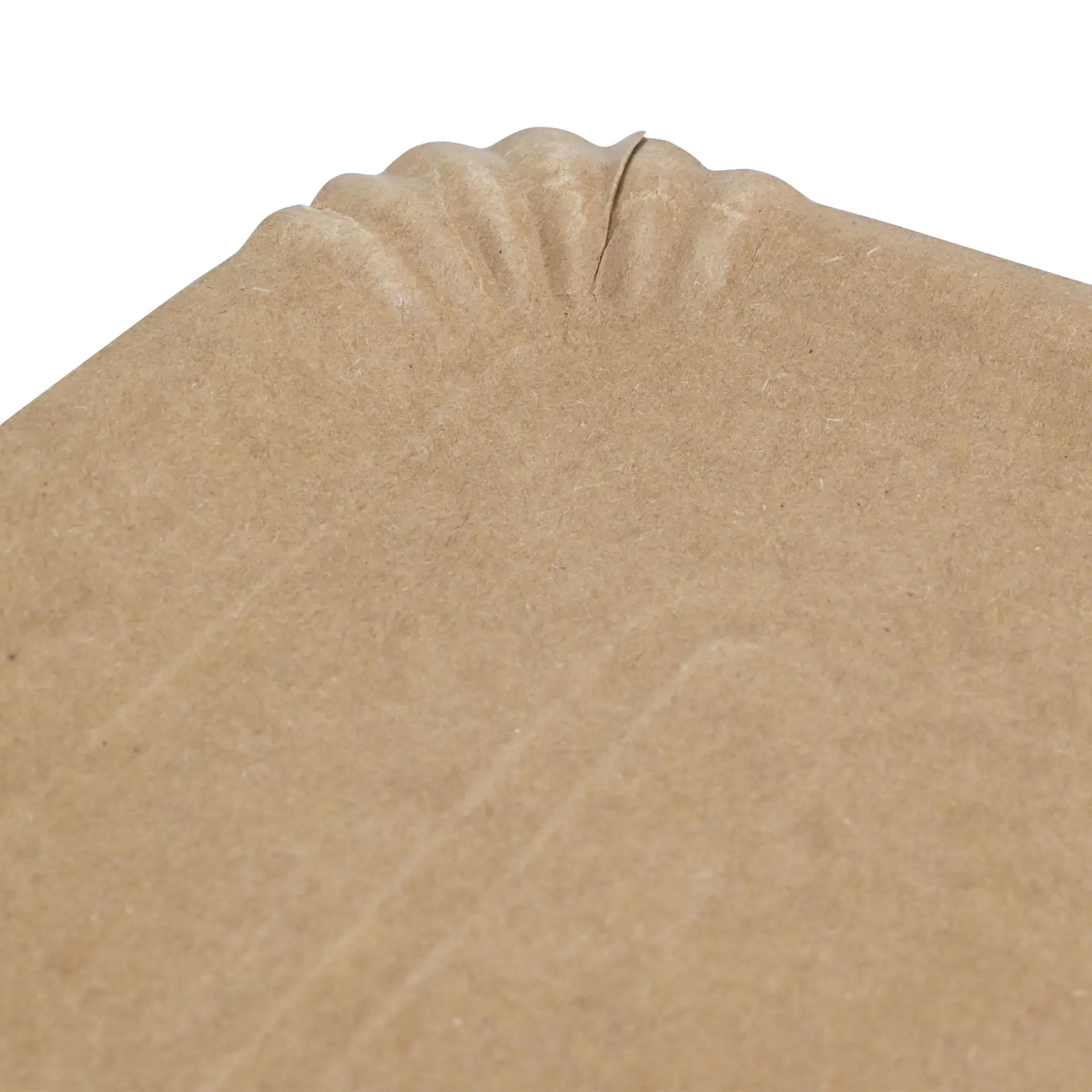 Brązowa prostokątna talerzyk z falbaną, o wymiarach 18 x 26 cm, wykonany z materiałów recyclingowych.