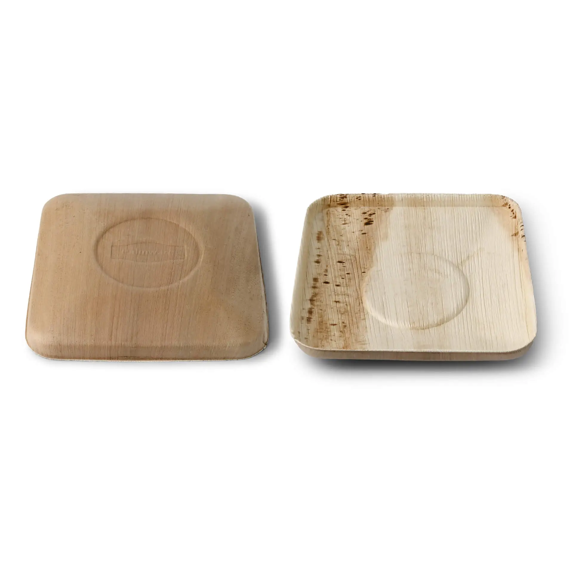 Dwie kwadratowe miski z liści palmowych w naturalnym wykończeniu; jedna z gładką powierzchnią, druga z widocznymi szczegółami słojów.