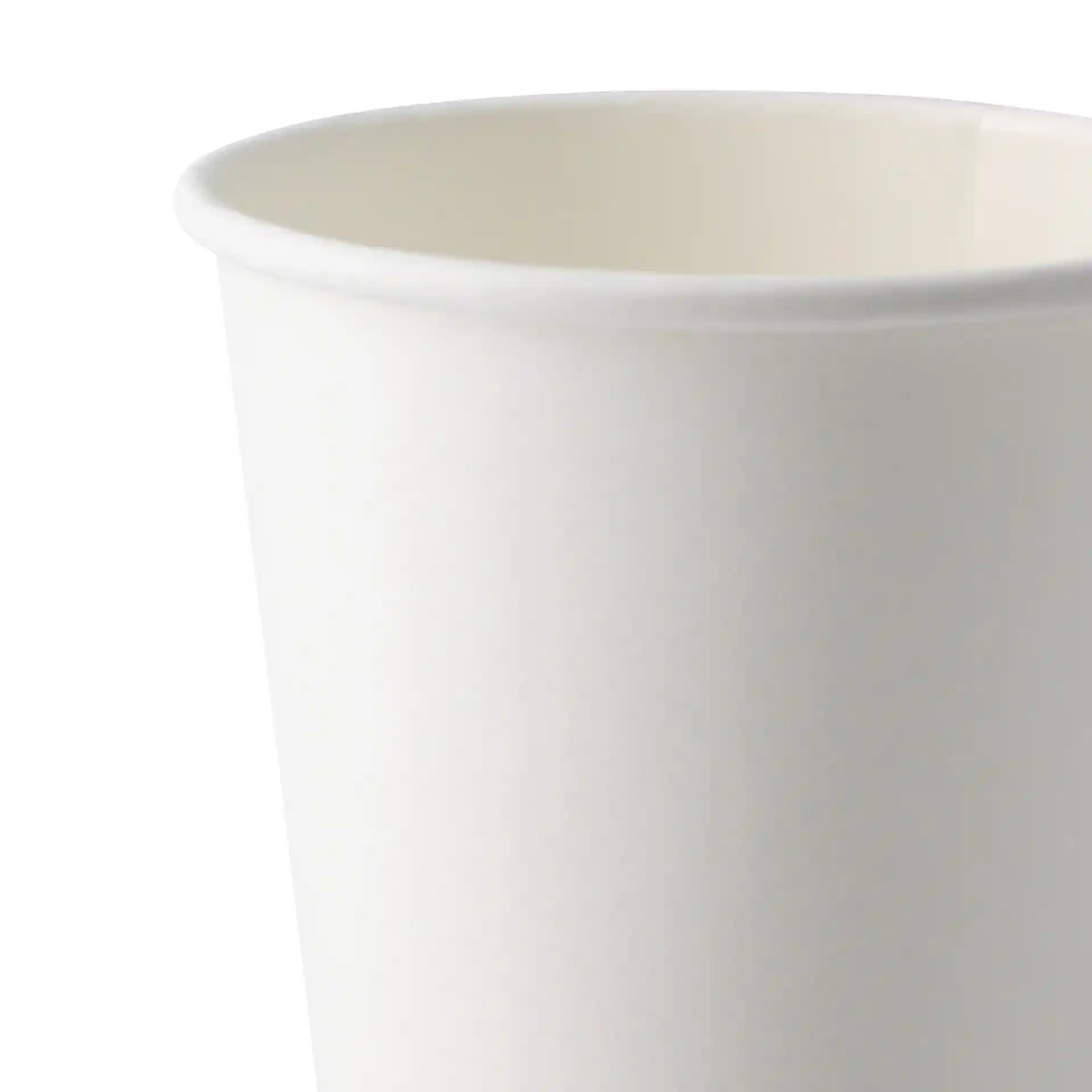 Biały papierowy kubek z pojedynczą ścianką, pojemność 200 ml i średnica 80 mm, pokazujący górną krawędź i wnętrze.
