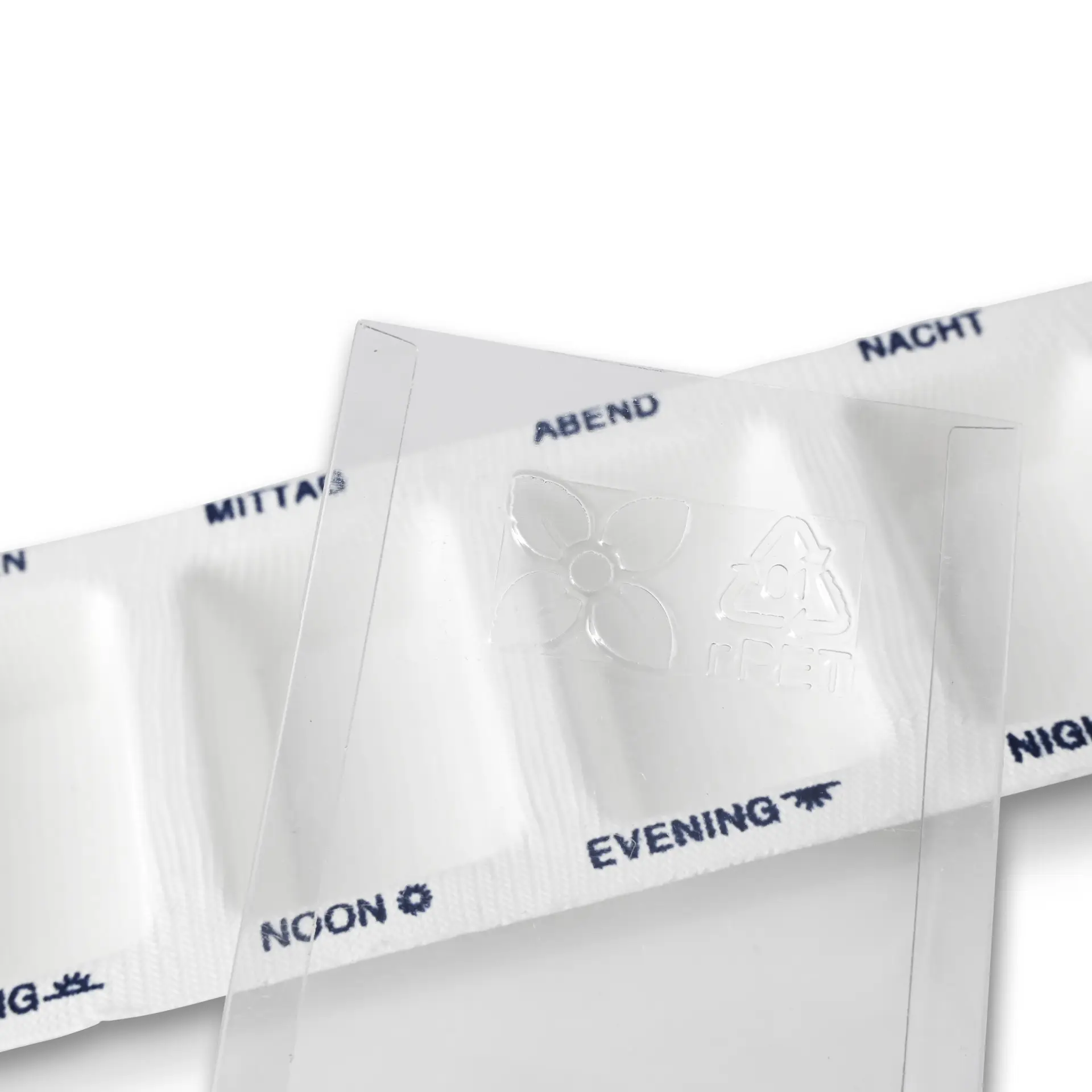 Biodegradowalny dozownik na leki z przezroczym wieczkiem z rPET i podzielonymi komorami na poranek, południe, wieczór i noc.