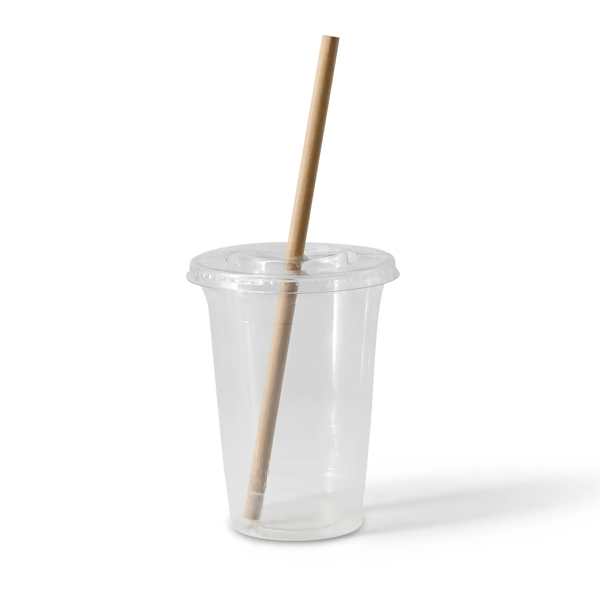 Jednorazowy, przezroczysty kubek z pokrywką i dużą, brązową słomką papierową włożoną.