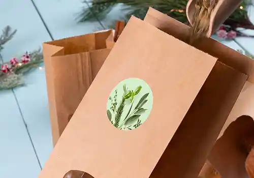 Niestandardowa etykieta na pokrywie pojemnika z papieru Kraft, z kolorowym wzorem i słowem "Logo."