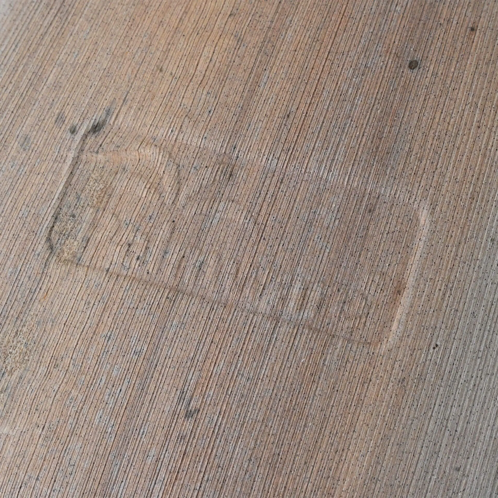 Jedna miska z liścia palmowego z widocznym wzorem słojów na drewnianej powierzchni; widoczna lekka tekstura i naturalne zabarwienie.