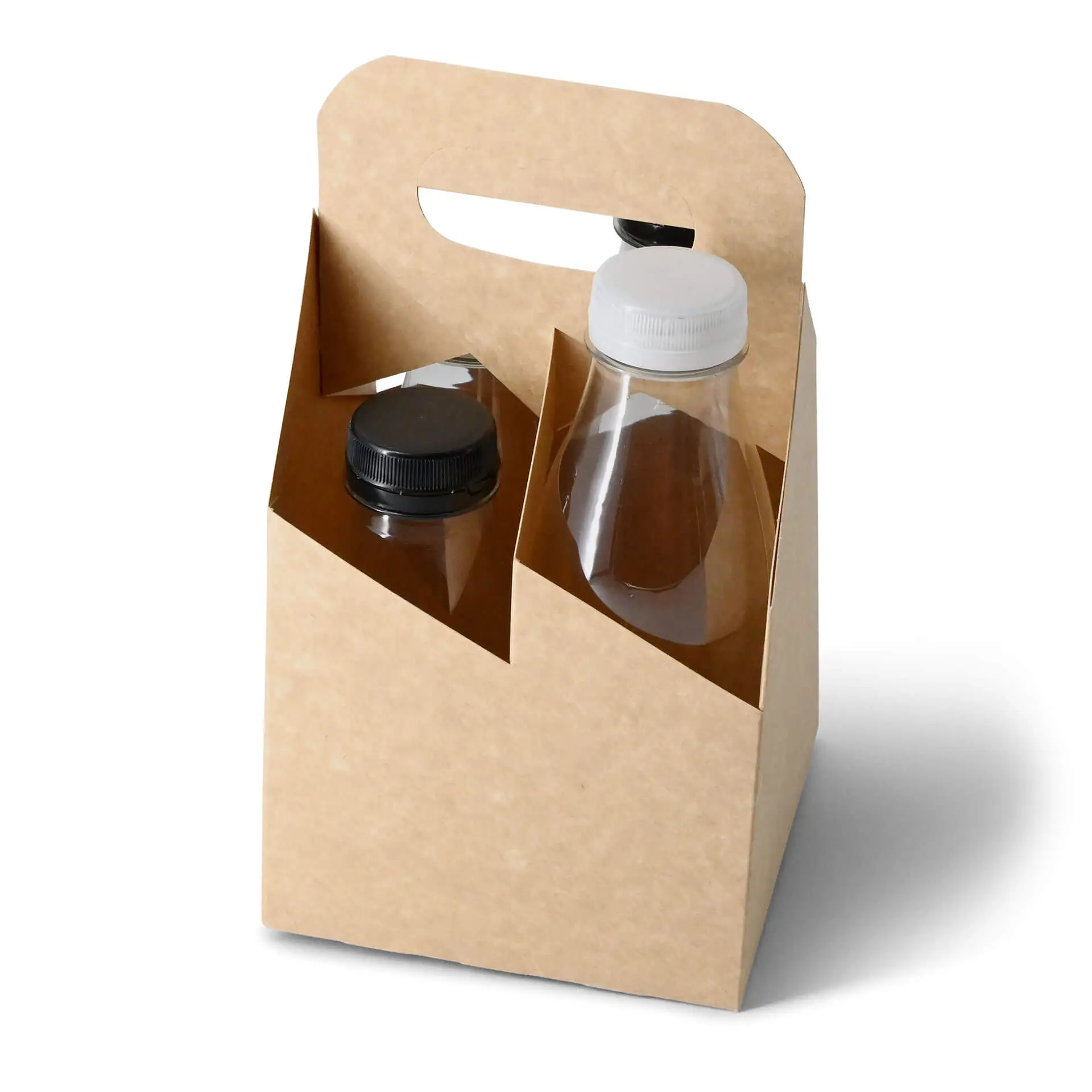 Składany kartonowy uchwyt na butelki z rączką; trzyma 2 butelki, jedna z białą nakrętką, druga z czarną nakrętką.