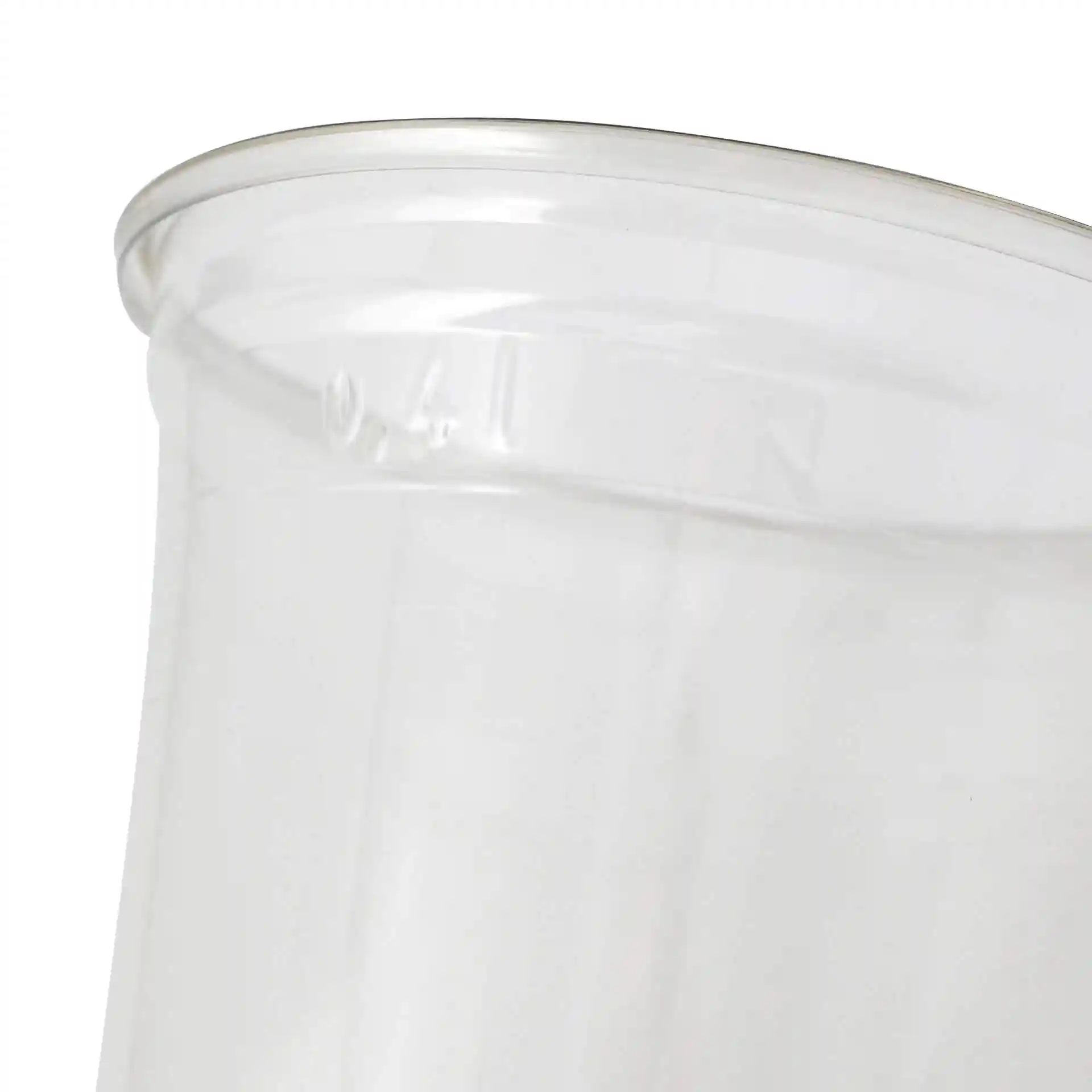 Przezroczysty kubek rPET 16 oz o średnicy 95 mm u góry i 61 mm u dołu, pokazujący brzeg.