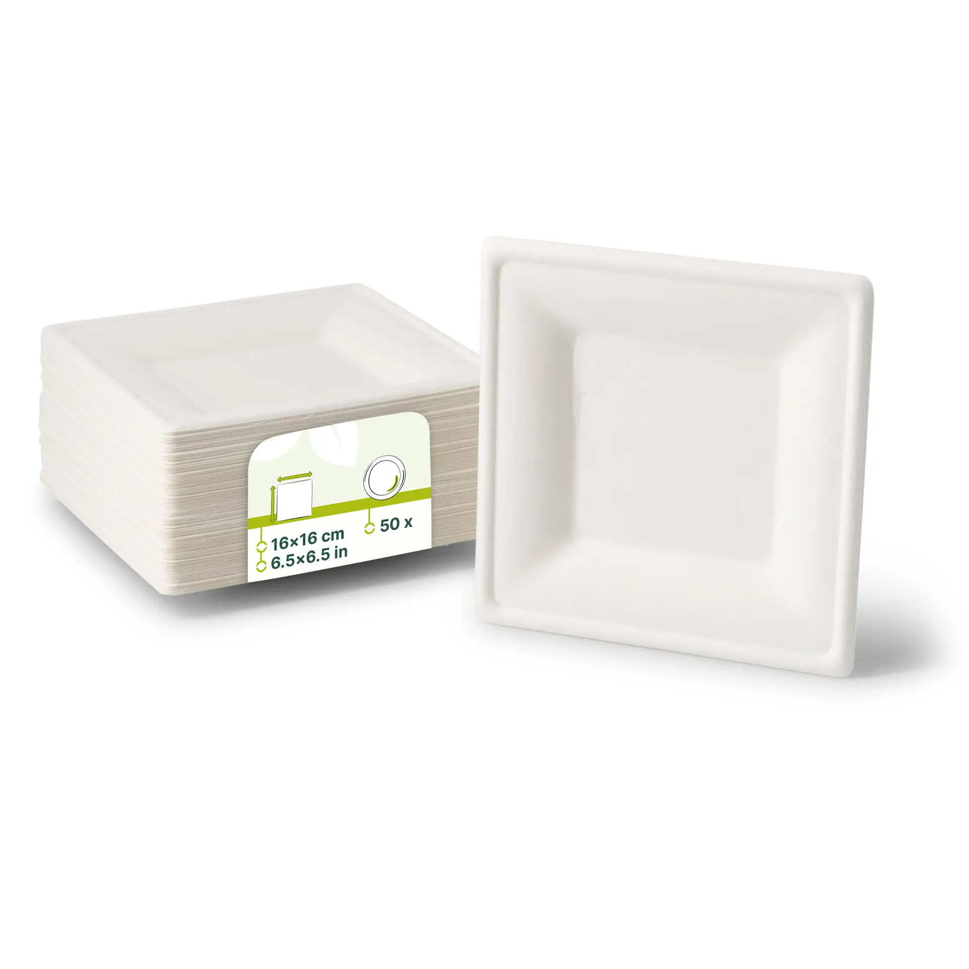 Jedna kwadratowa biała talerz z trzciny cukrowej ustawiona w pionie; na tle widoczne stosy talerzy, wszystkie odpowiednie do potraw gorących i zimnych.