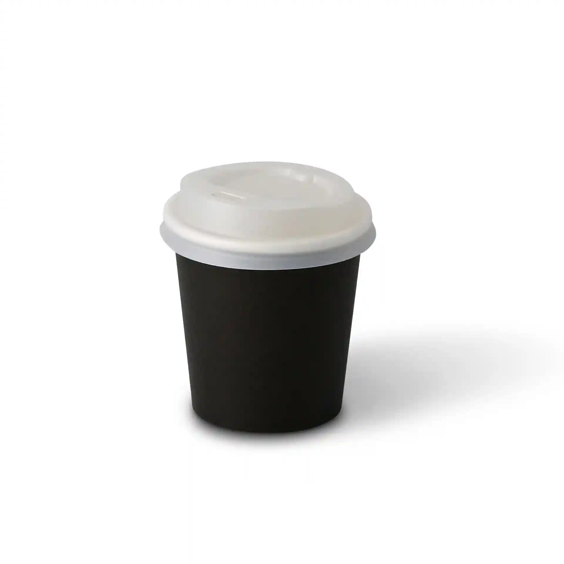 Czarny kubek papierowy z białą pokrywką, pojemność 100 ml, konstrukcja jednolita, średnica 62 mm.
