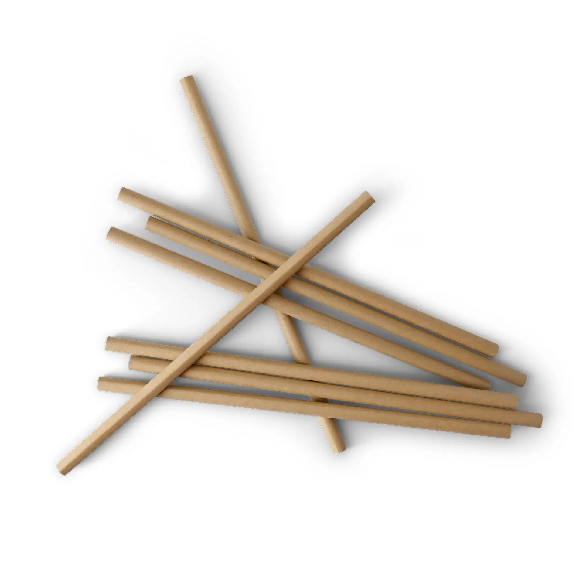 Jumbo brązowe słomki papierowe, biodegradowalne, wykonane z papieru z certyfikatem FSC, ułożone na białym tle.