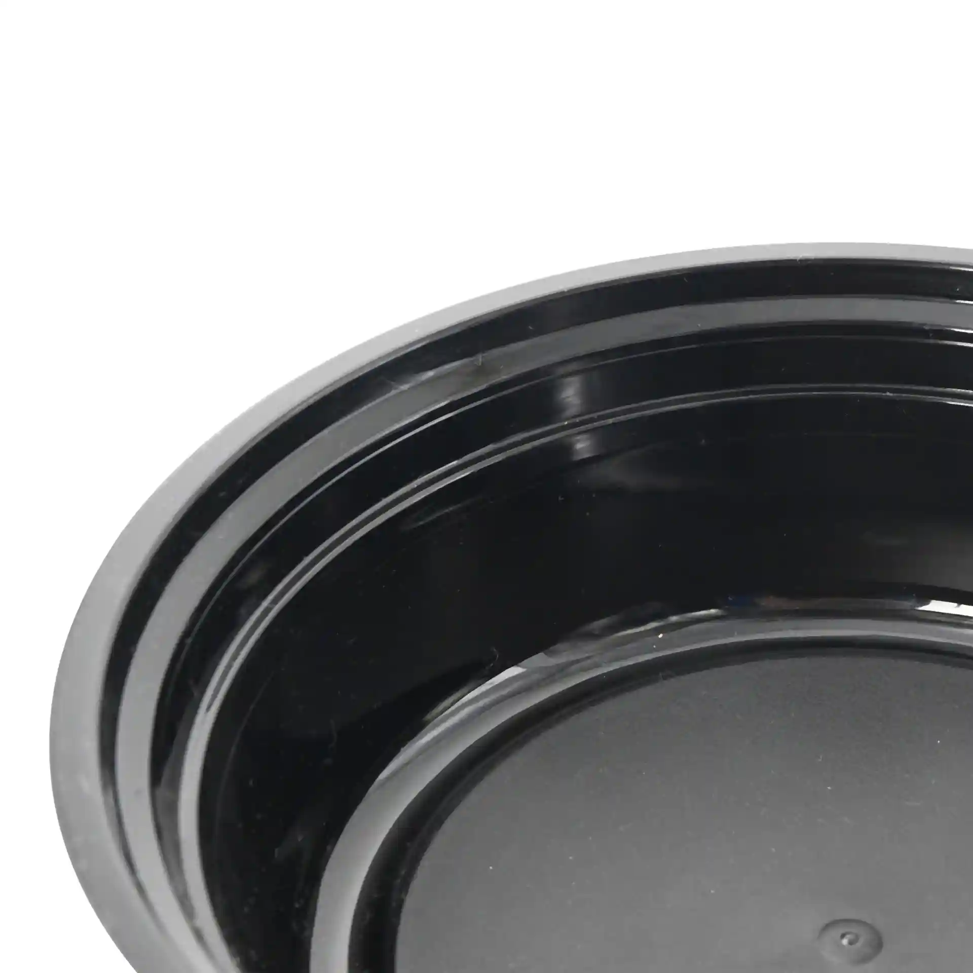 Czarny okrągły talerz wielokrotnego użytku o średnicy 158 mm i wysokości 42 mm, wykonany z materiału PP.