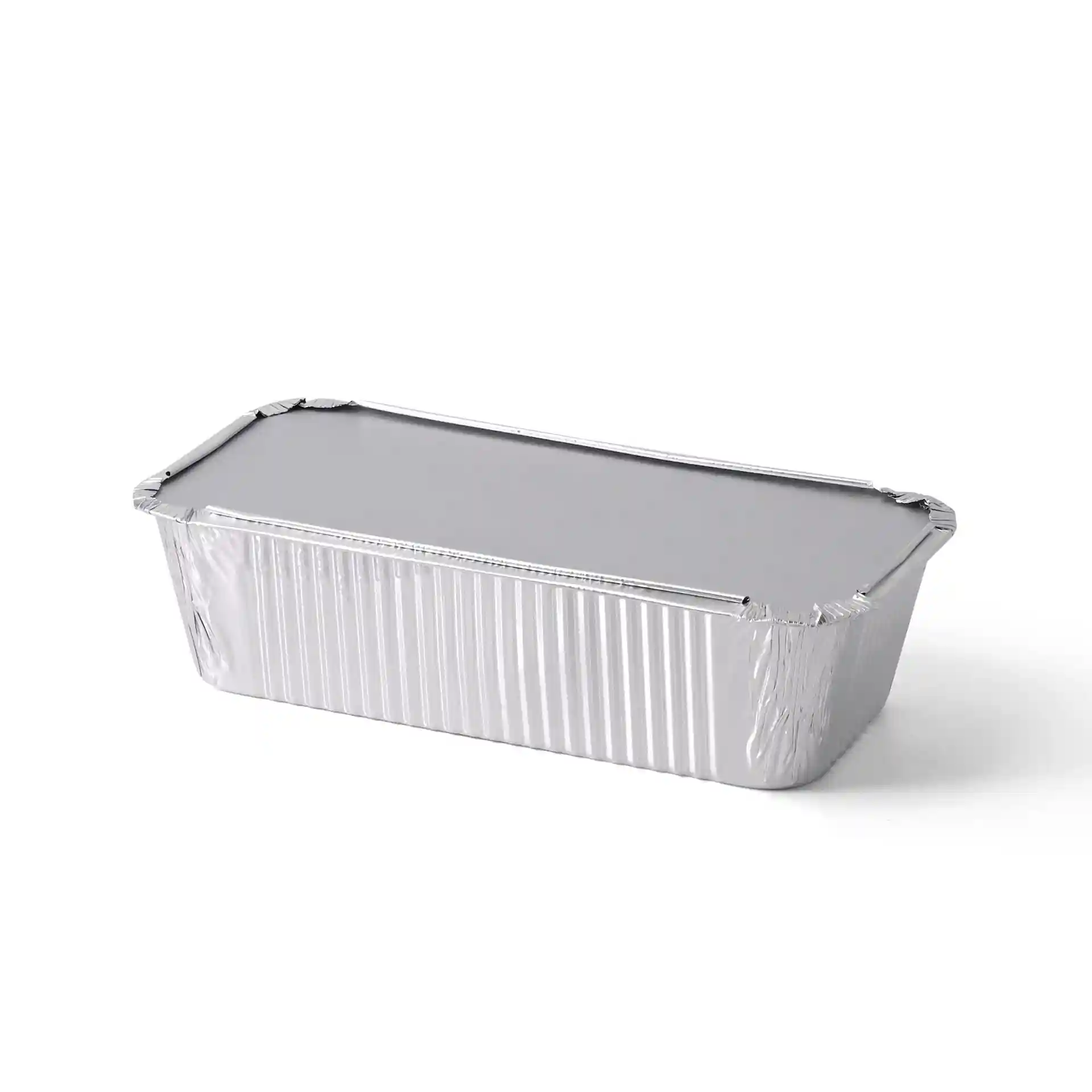 Prostokątny pojemnik aluminiowy z pokrywką, 21,8 x 11,3 x 5,4 cm i pojemnością 900 ml.