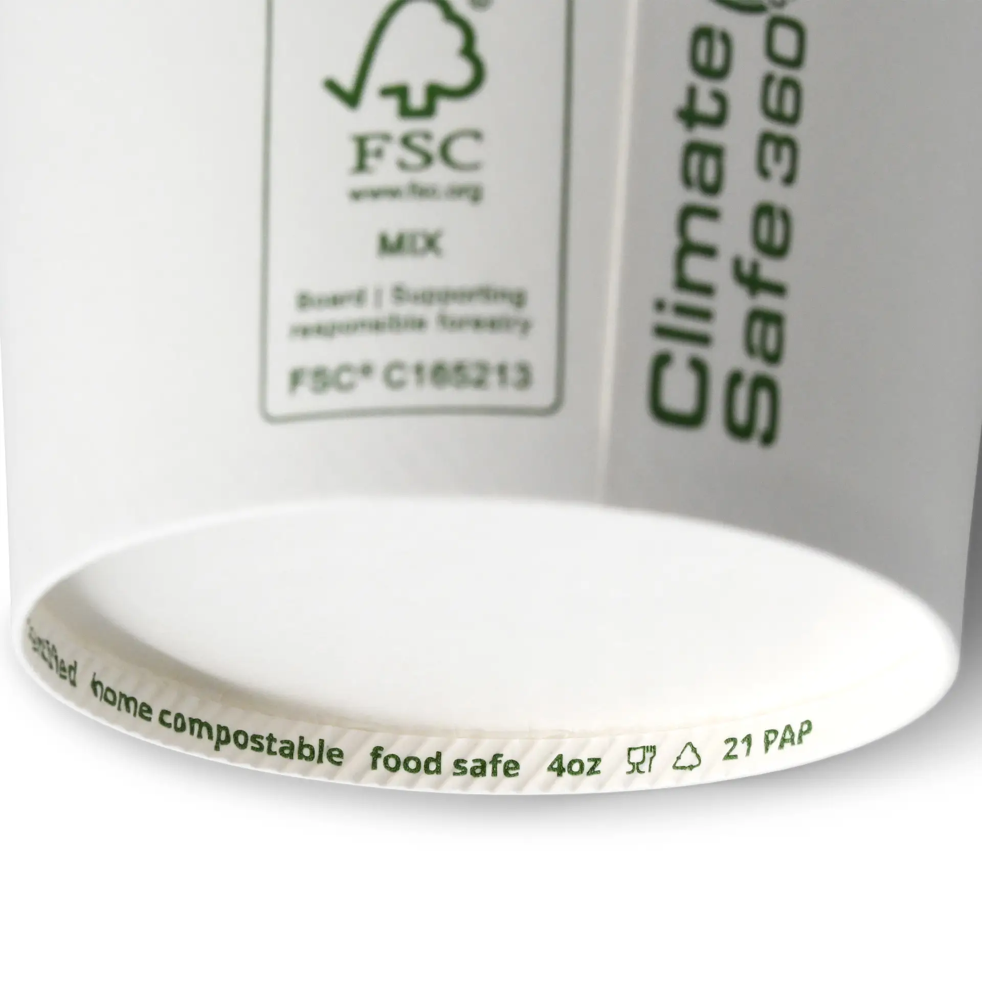Jednorazowy biały kubek papierowy z widoczną etykietą certyfikacyjną FSC i oznaczeniem, że jest bezpieczny dla klimatu i żywności.