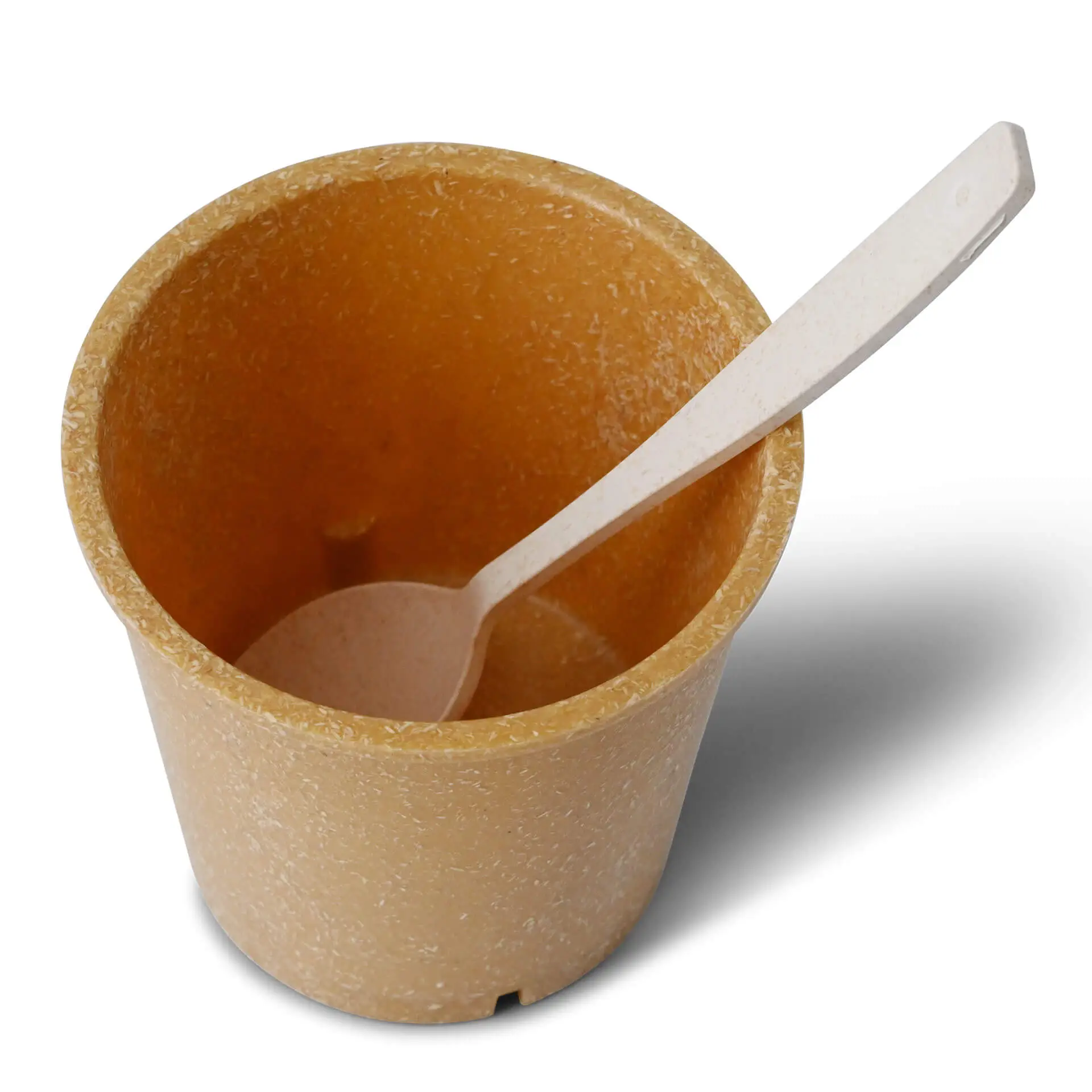 Wielokrotnego użytku kubek na zupę z materiałów odnawialnych, kolor karmelowy, z białą łyżką wewnątrz. Odpowiedni do dań na ciepło i zimno.
