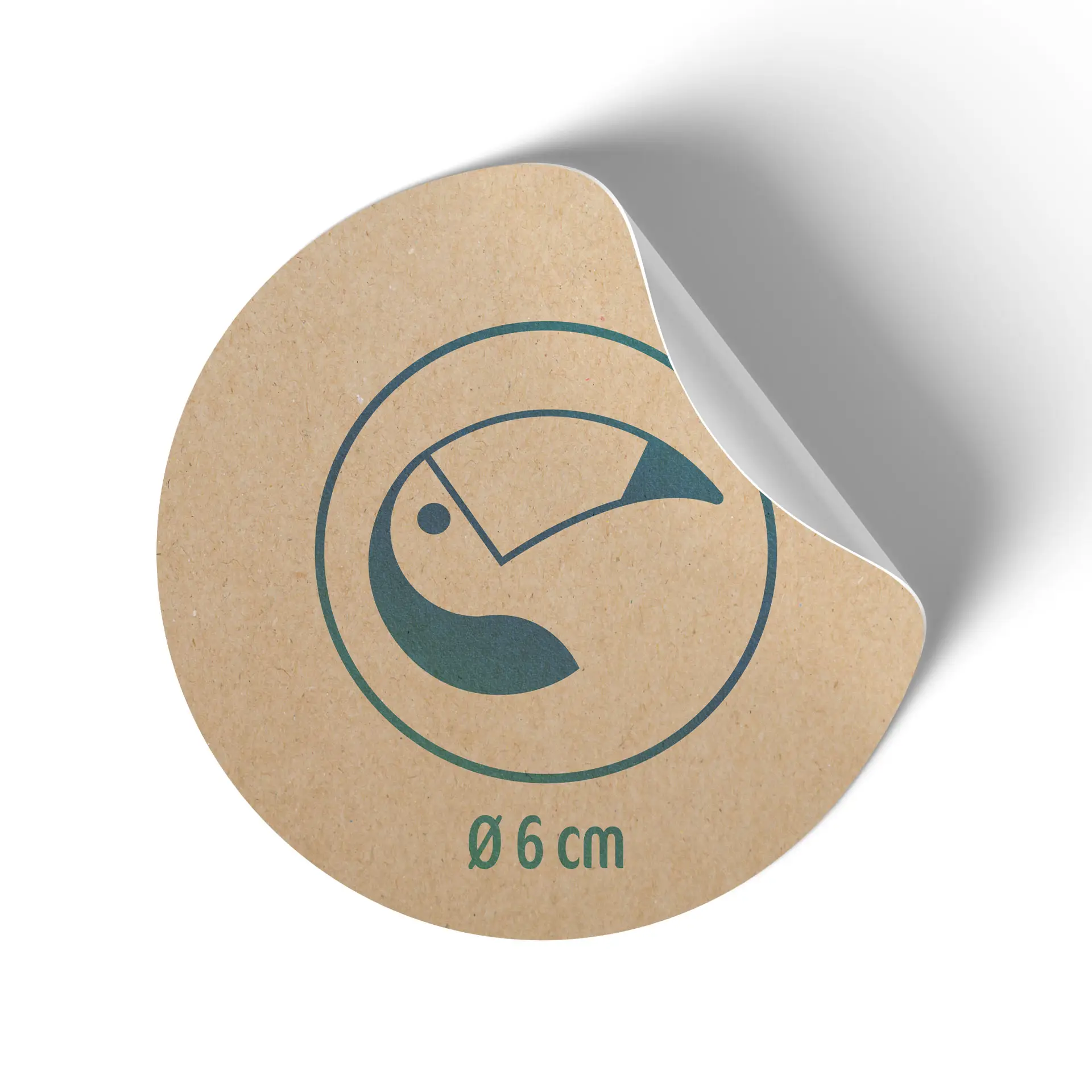 Okrągła matowa etykieta z papieru kraft 70g z grafiką ptaka o średnicy 6 cm.