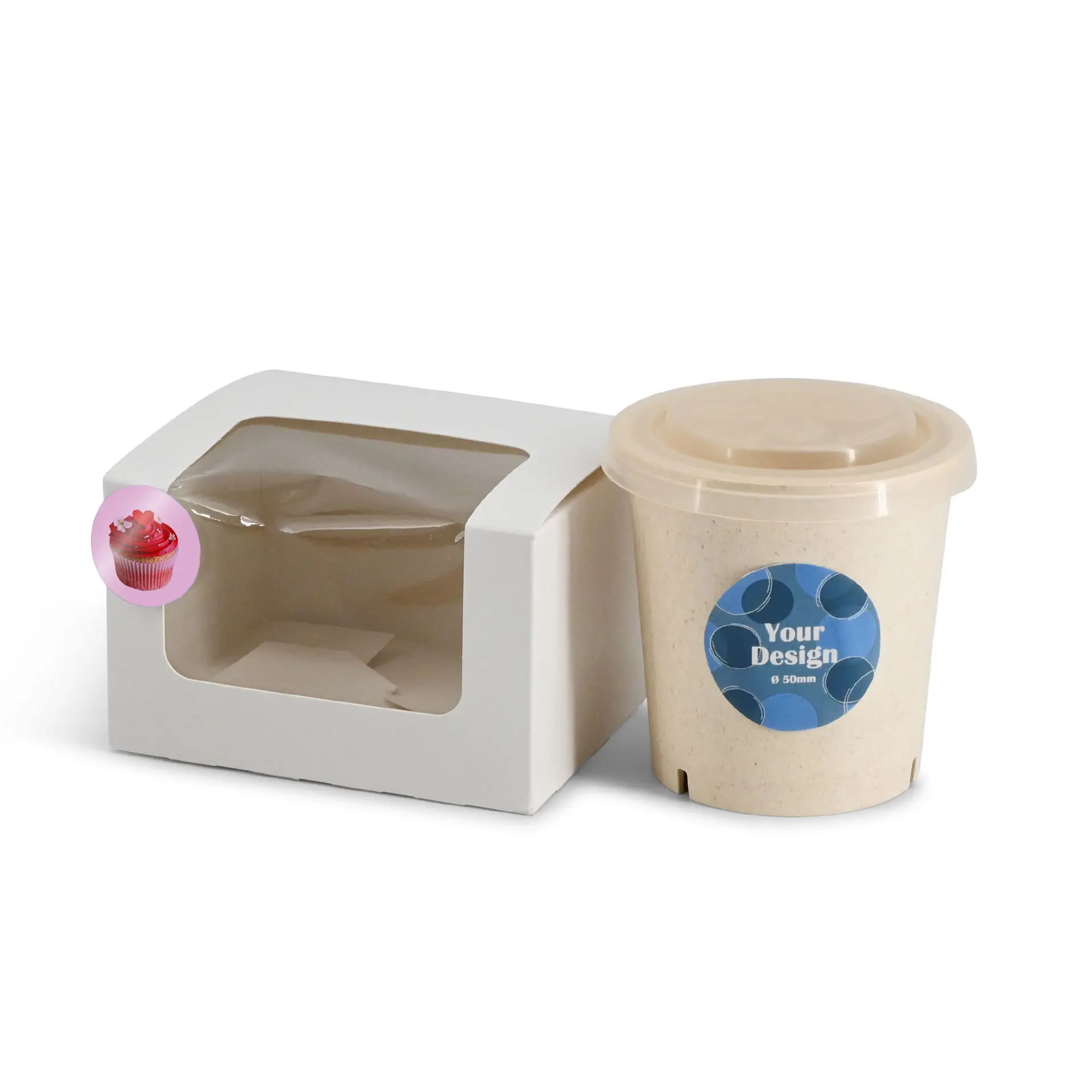 Okrągła, błyszcząca biała etykieta na biodegradowalnym kubku obok białego pudełka z przezroczystym oknem.
