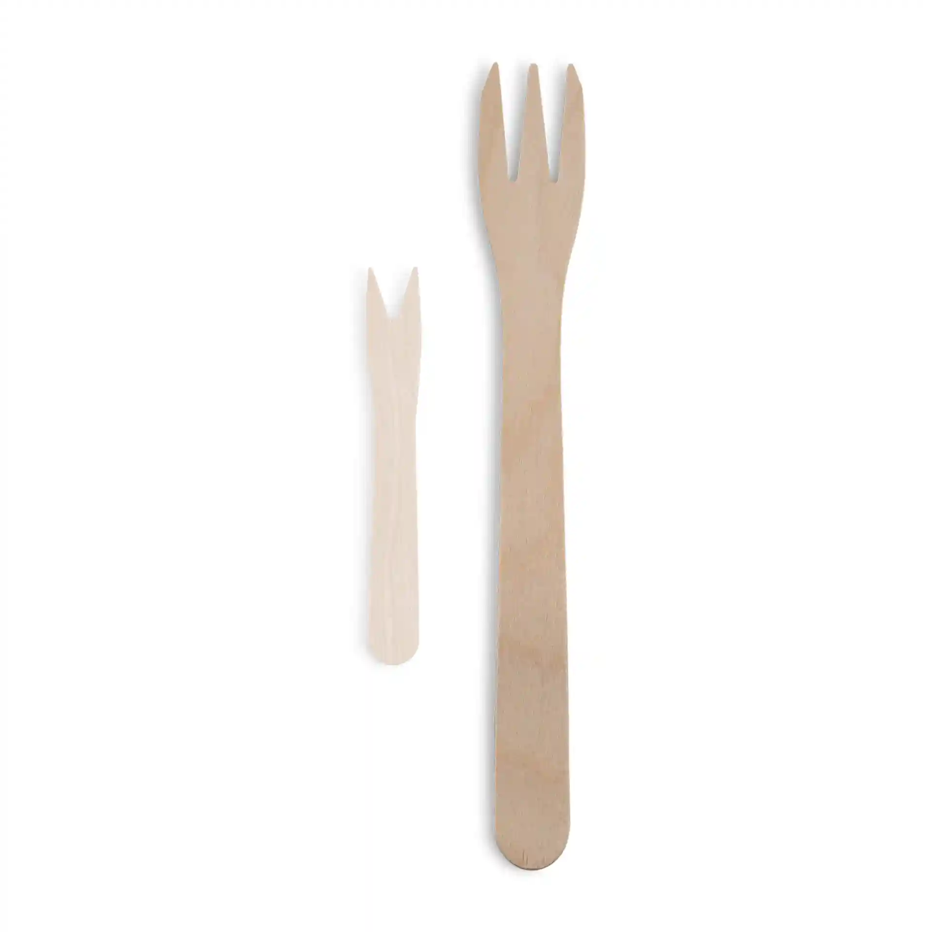 Obraz dwóch drewnianych widelców do chipsów, jeden duży (17,5 cm) i jeden mały, oba z trzema zębami na białym tle.