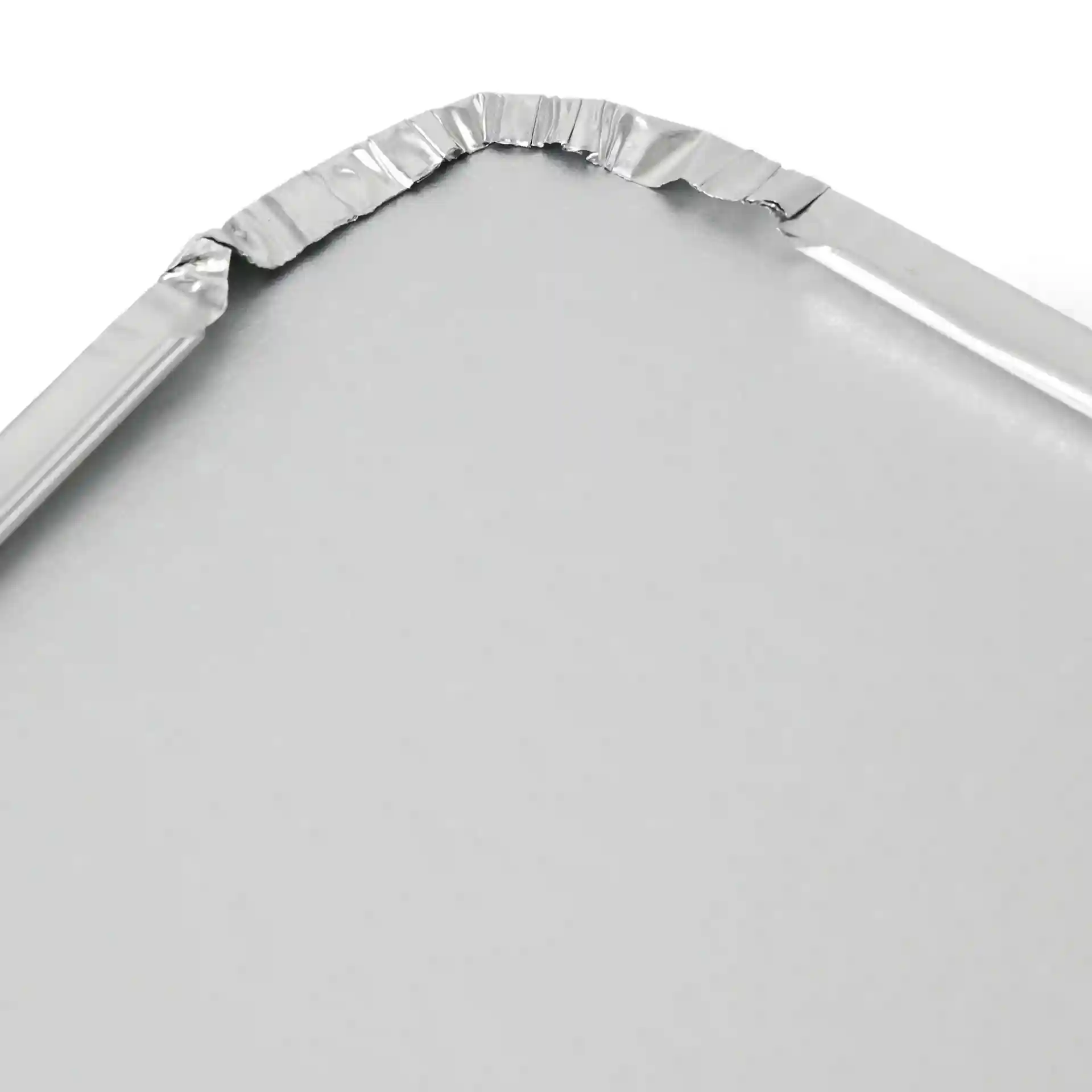 Zbliżenie aluminiowej pokrywki kartonowej z falistym brzegiem, zaprojektowanej do prostokątnego pojemnika 650 ml.