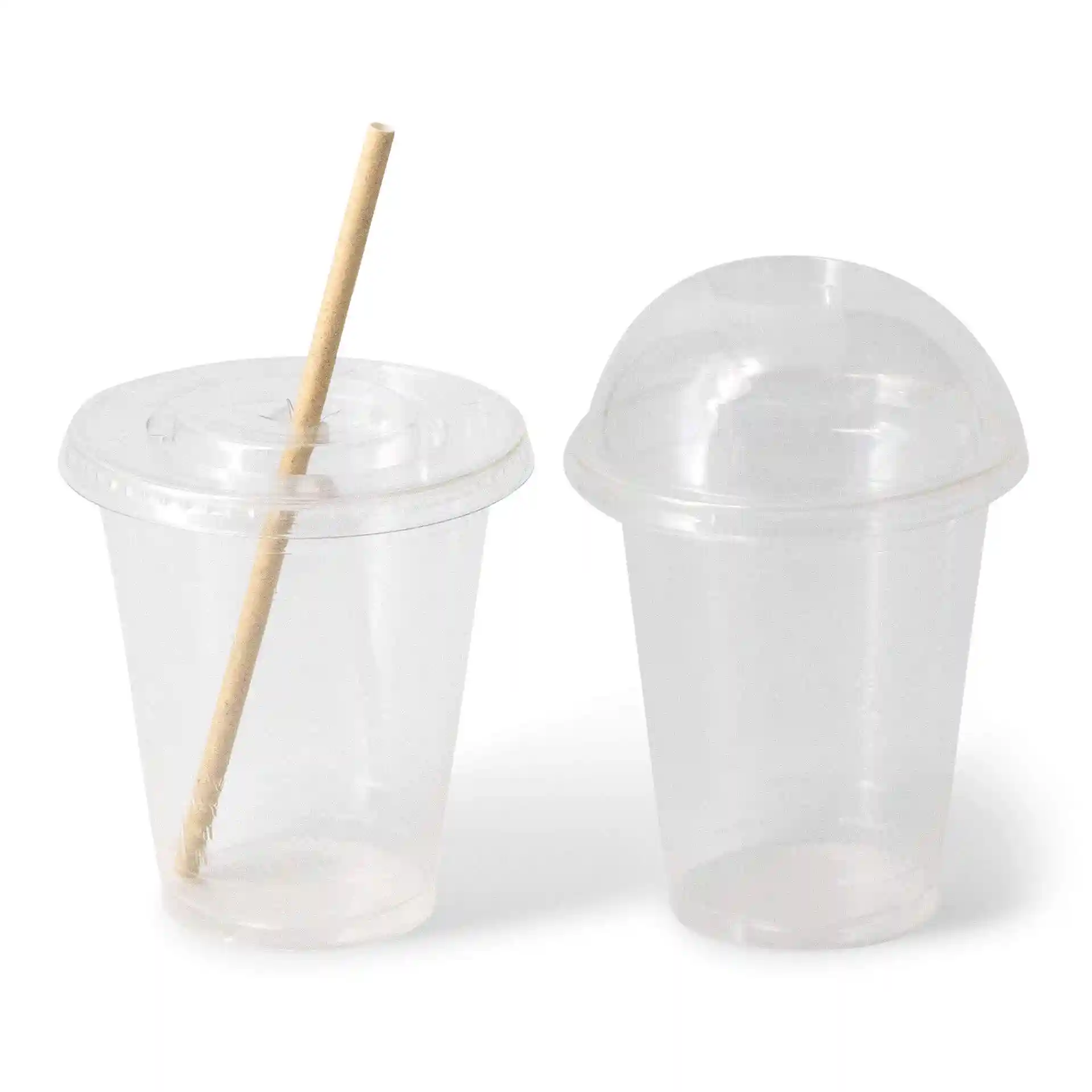 Przezroczyste plastikowe kubki 12 oz ze słomką, jeden z płaską pokrywką, a drugi z kopułkową, na białym tle.