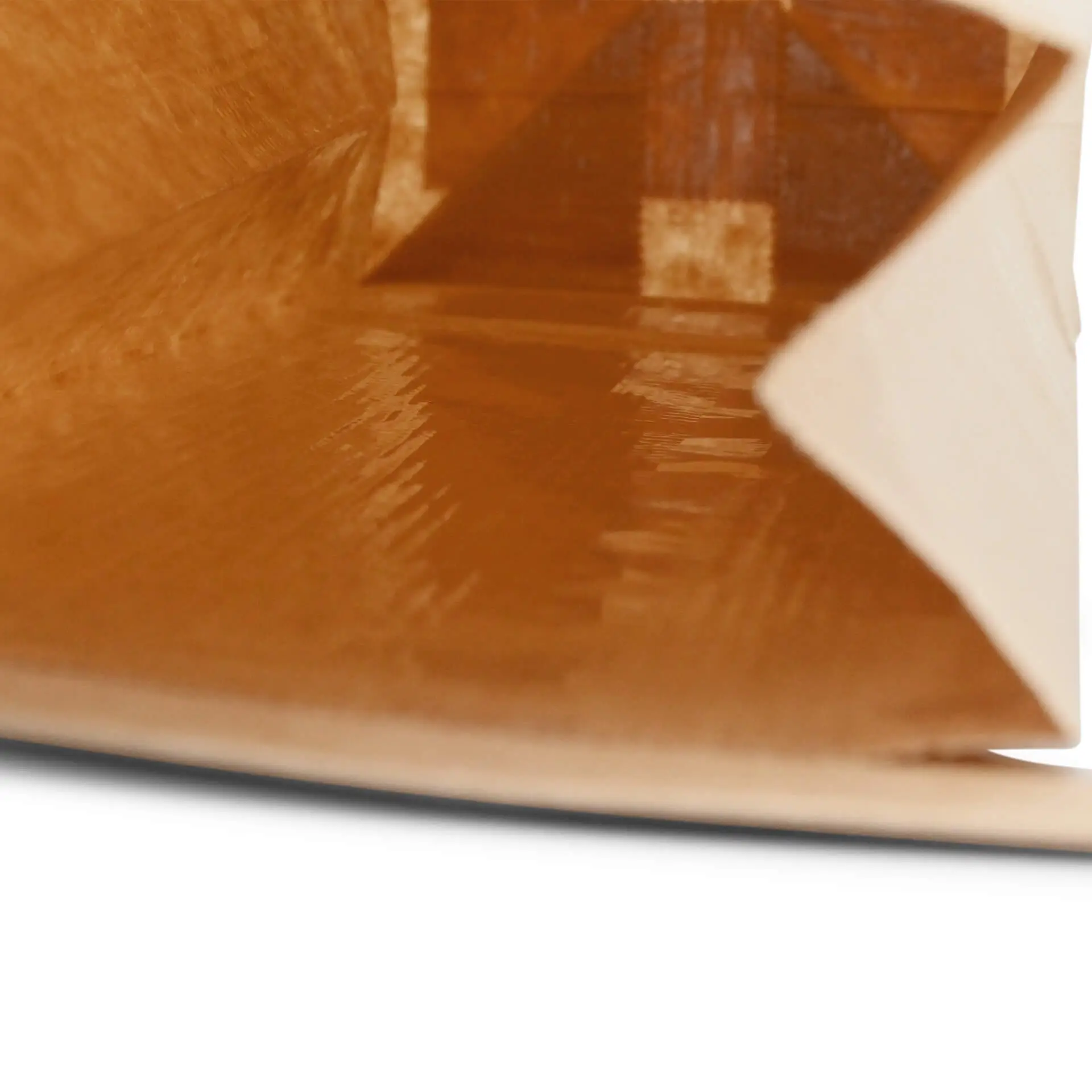 Brązowa papierowa torba z dnem blokowym z powłoką PP; widok wewnętrzny pokazuje zapięcie na blaszce i gładką powierzchnię.