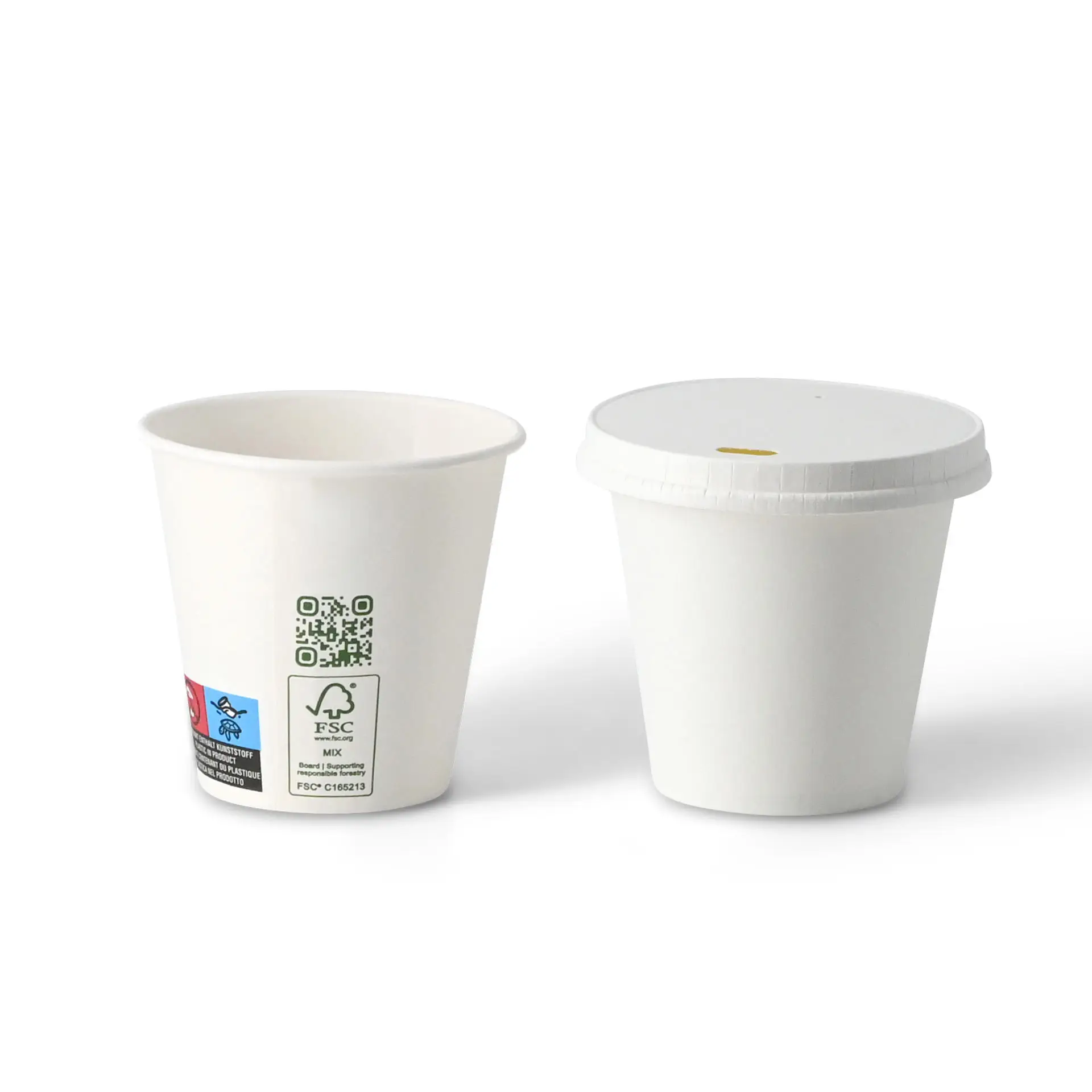 Białe kubki papierowe o gładkiej powierzchni, jeden z pokrywką, a drugi bez, wyeksponowane na jednolitym tle.
