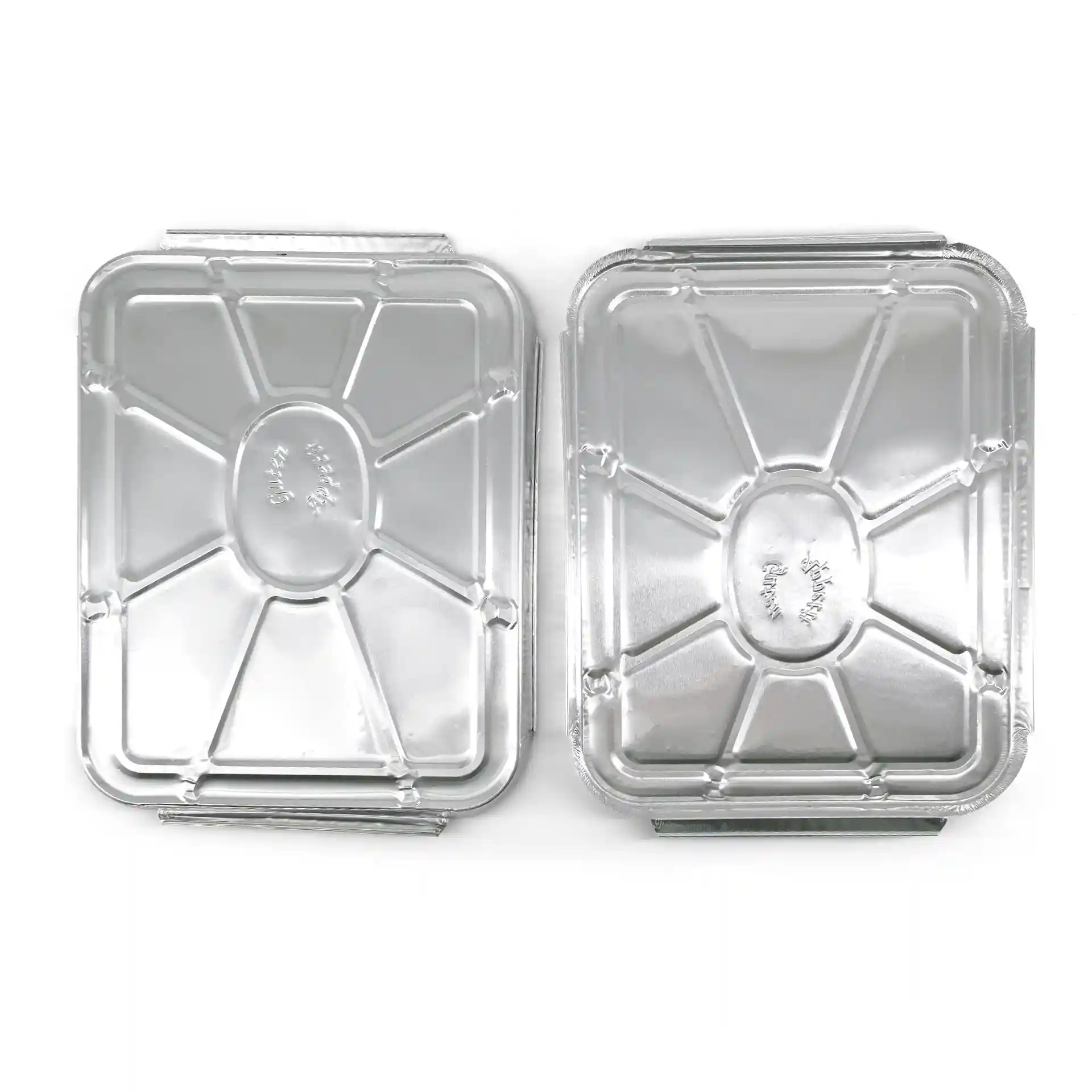 Dwa prostokątne aluminiowe pokrywki do tacy na posiłki z dwoma przegrodami, z gładką metalową powierzchnią i podniesionym środkiem.
