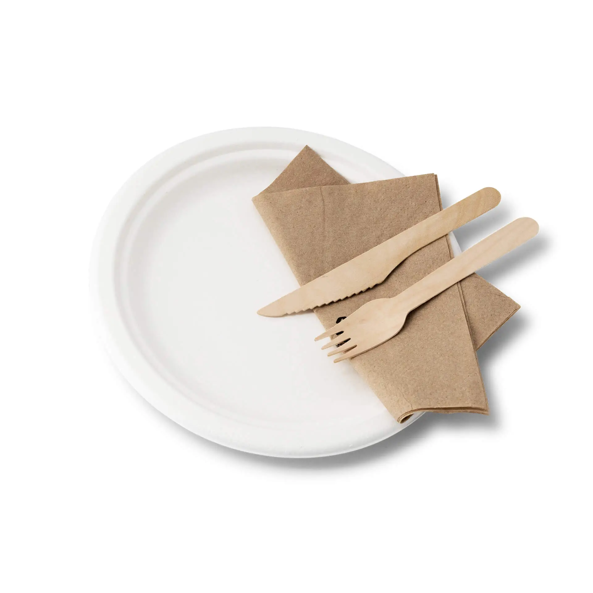 Biały, okrągły talerz z trzciny cukrowej z brązową serwetką oraz drewnianym nożem i widelcem na nim.