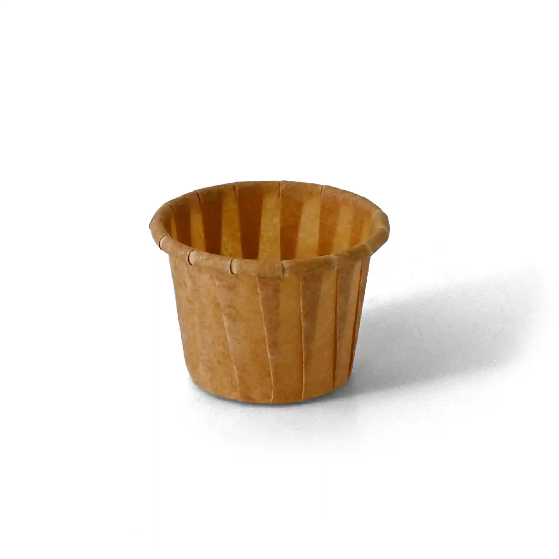 Brązowy papierowy kubek o wysokości 25 mm i górnej średnicy 36 mm, pojemność 15 ml.