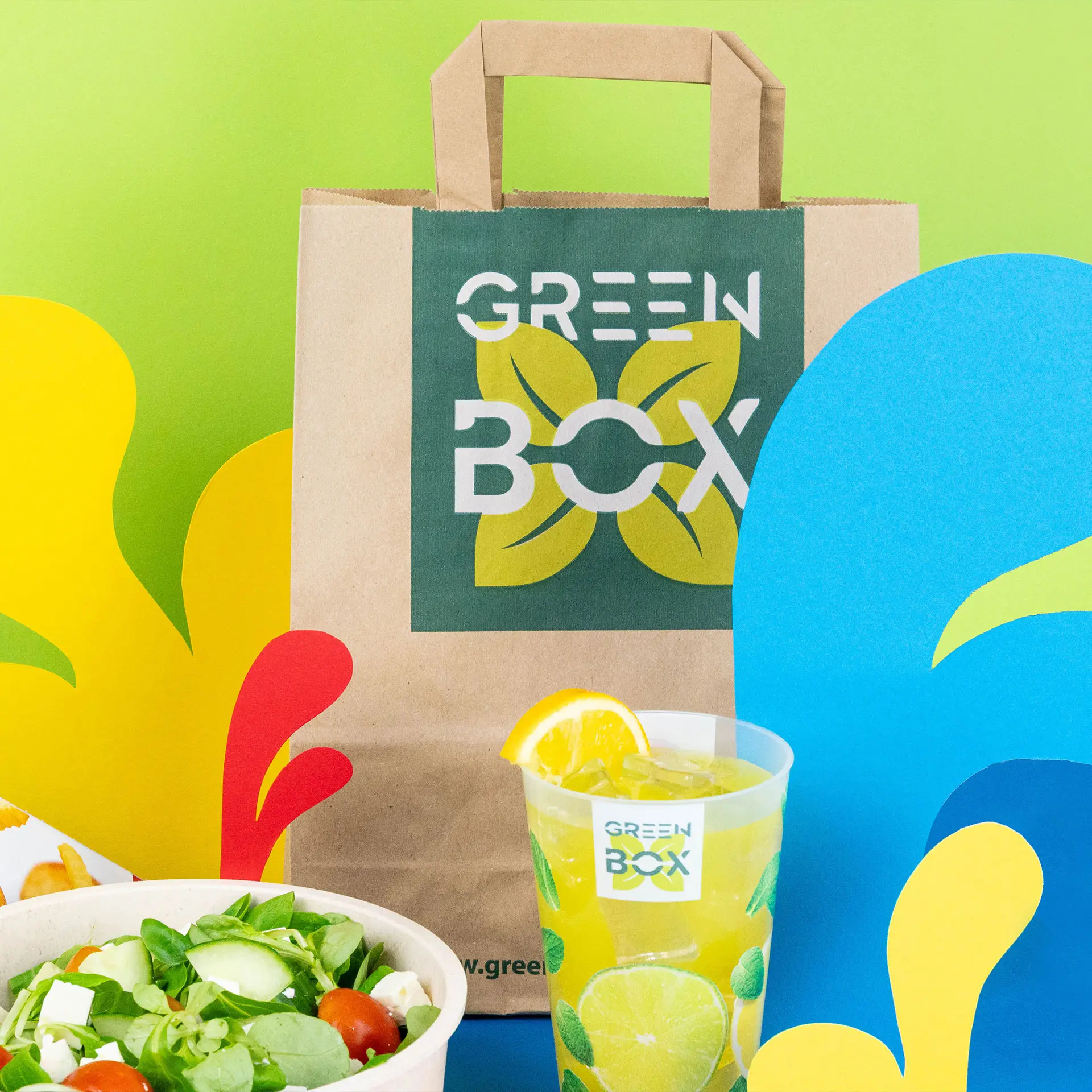 Personalizowana brązowa torba papierowa z uchwytami; z dużym nadrukiem 'S' i "Twój Projekt". Idealna do brandingu.