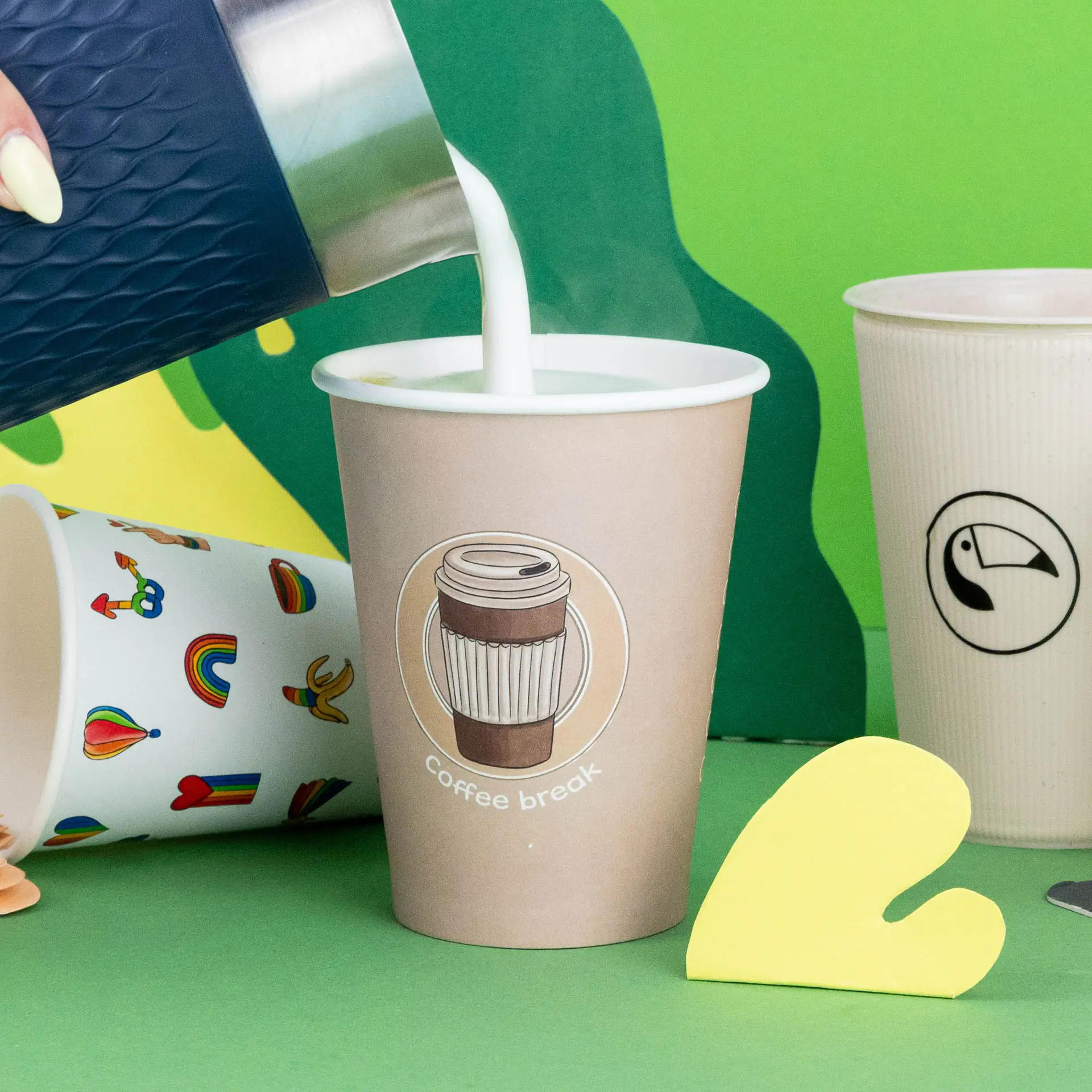 Personalizowany papierowy kubek na kawę o pojemności 300 ml z jasnoniebieskim wzorem i białą pokrywką; umieszczony na drewnianej powierzchni.