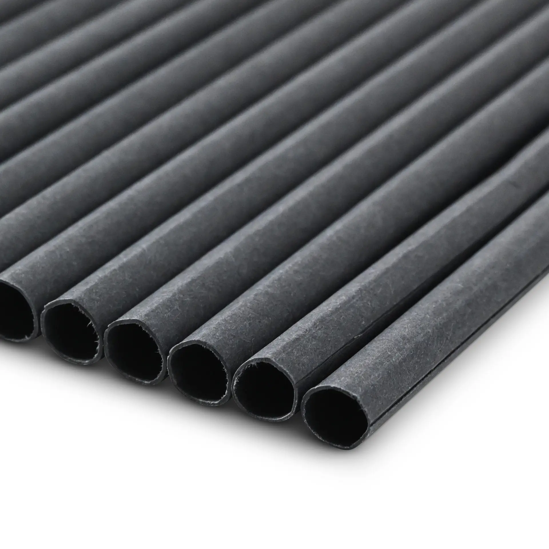 Jumbo czarne słomki papierowe, biodegradowalne, ułożone w rzędzie, odpowiednie do milkshake’ów i smoothie.