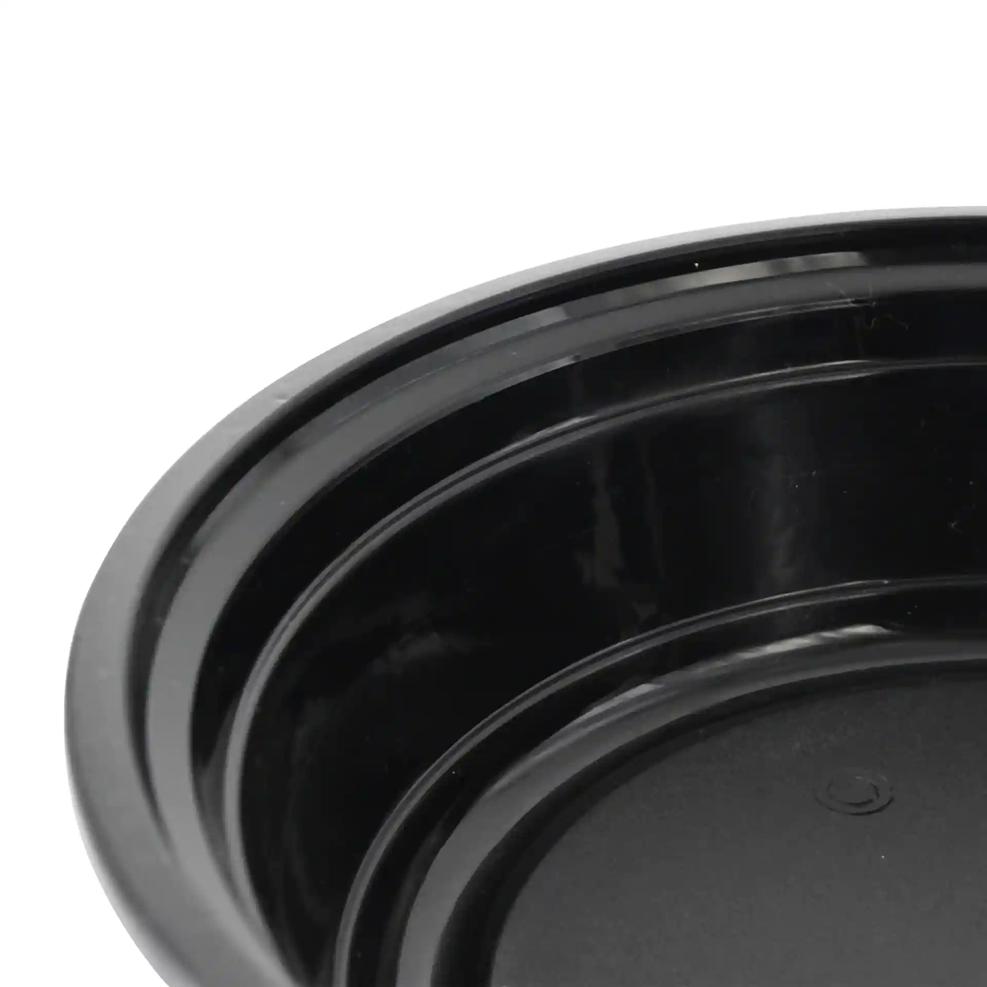 Czarny okrągły talerz wielokrotnego użytku o średnicy 182 mm i wysokości 44 mm, z wewnętrznymi konturami.