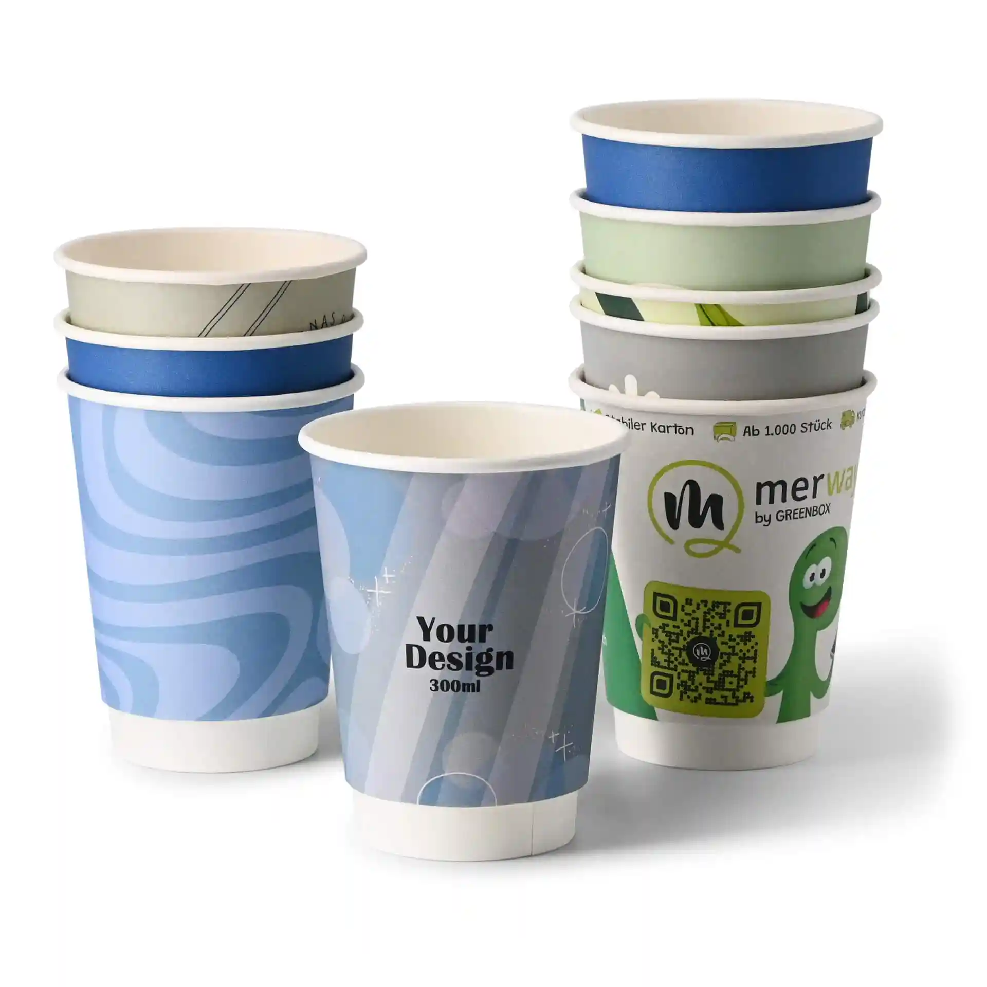 Stos customowych papierowych kubków w różnych wzorach, z niebieskim wirkiem, szarym kubkiem i zielonym wzorem postaci.