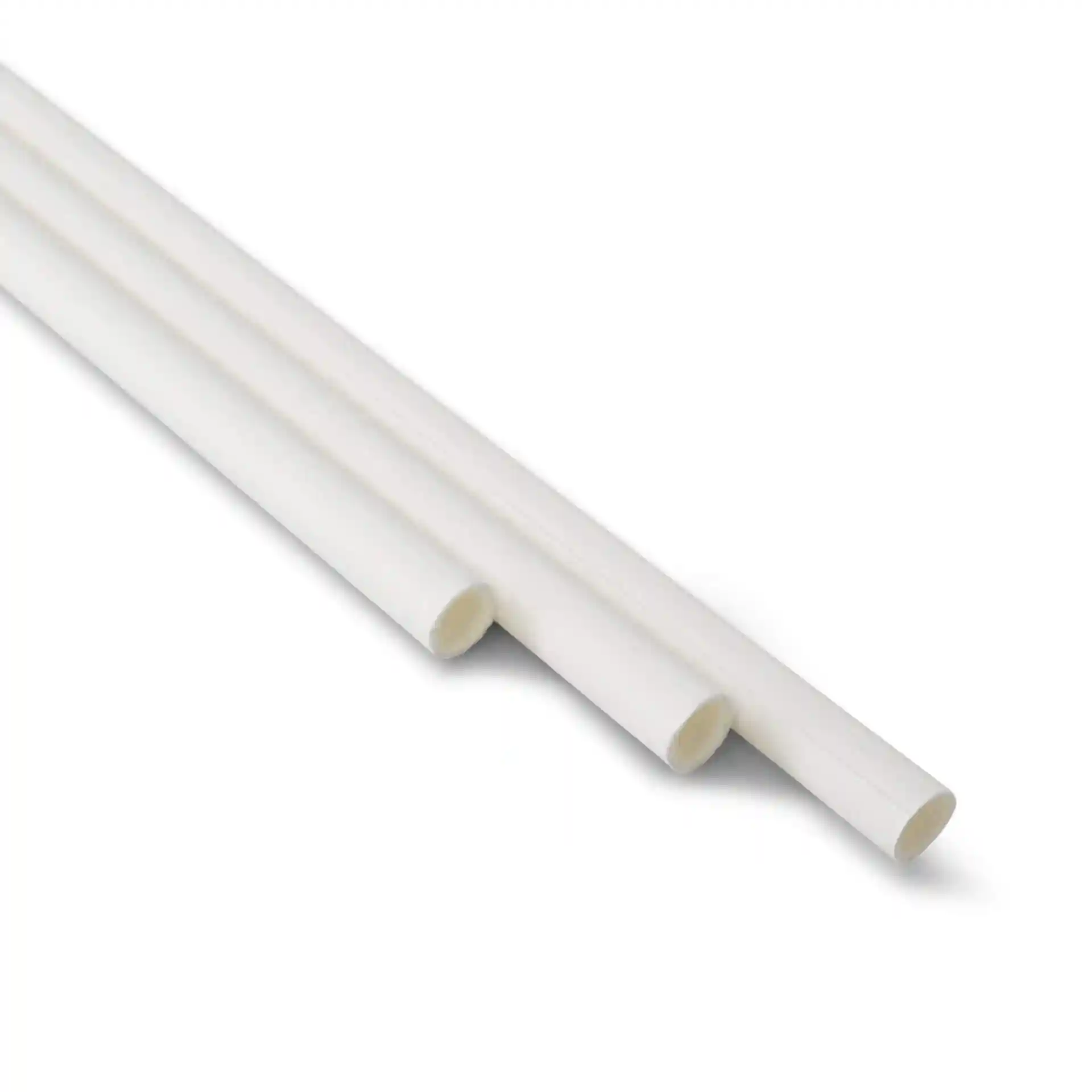 Białe papierowe słomki, 20 cm długości i 0,5 cm średnicy, ułożone w rzędzie na jednolitym tle.