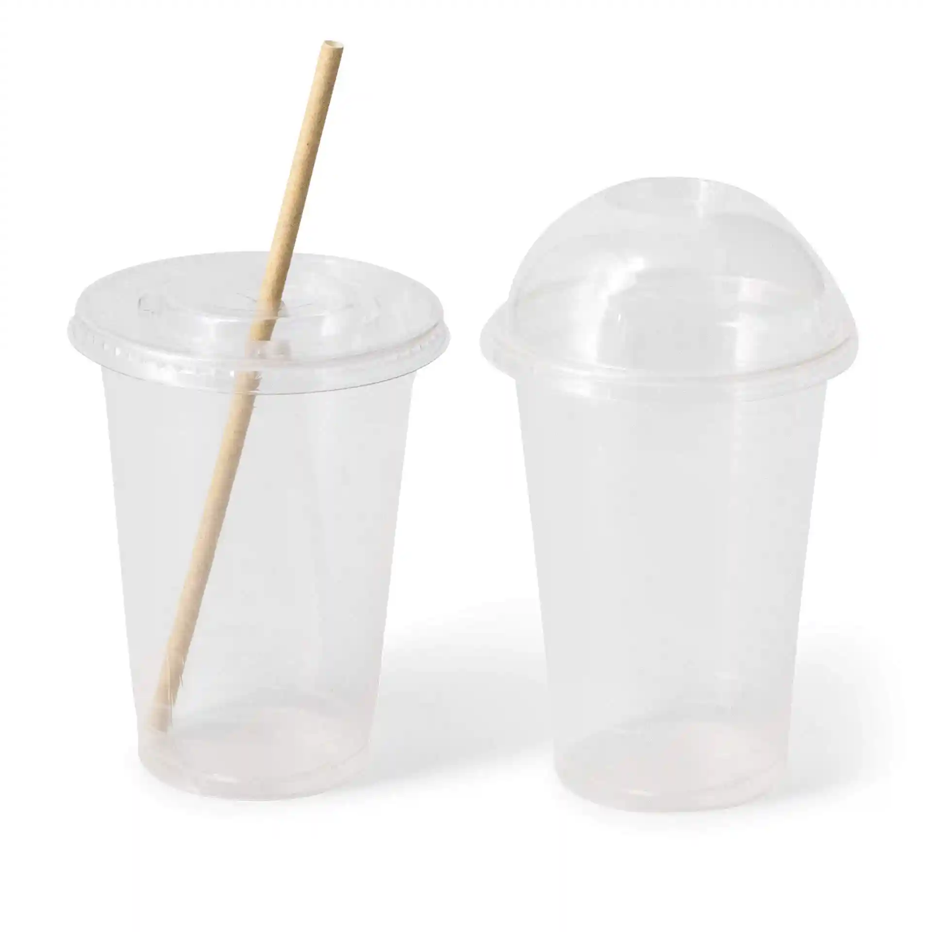 Przezroczyste plastikowe kubki 16 oz ze słomką, jeden z kopułkową pokrywką, a drugi z płaską pokrywką.