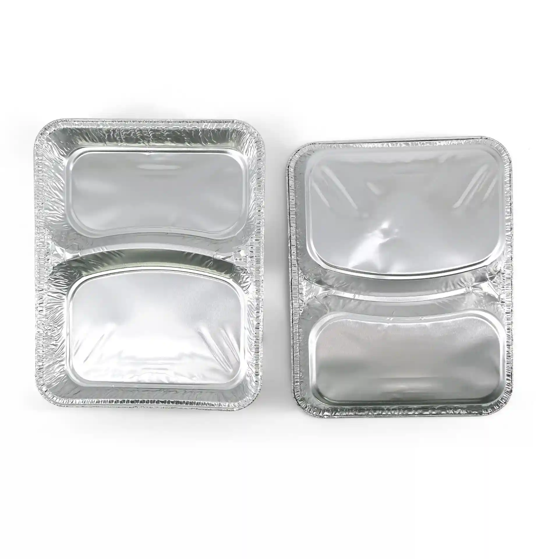 Dwie prostokątne aluminiowe tace na posiłki z dwoma przegródkami, o wymiarach 22,7 x 17,7 cm.